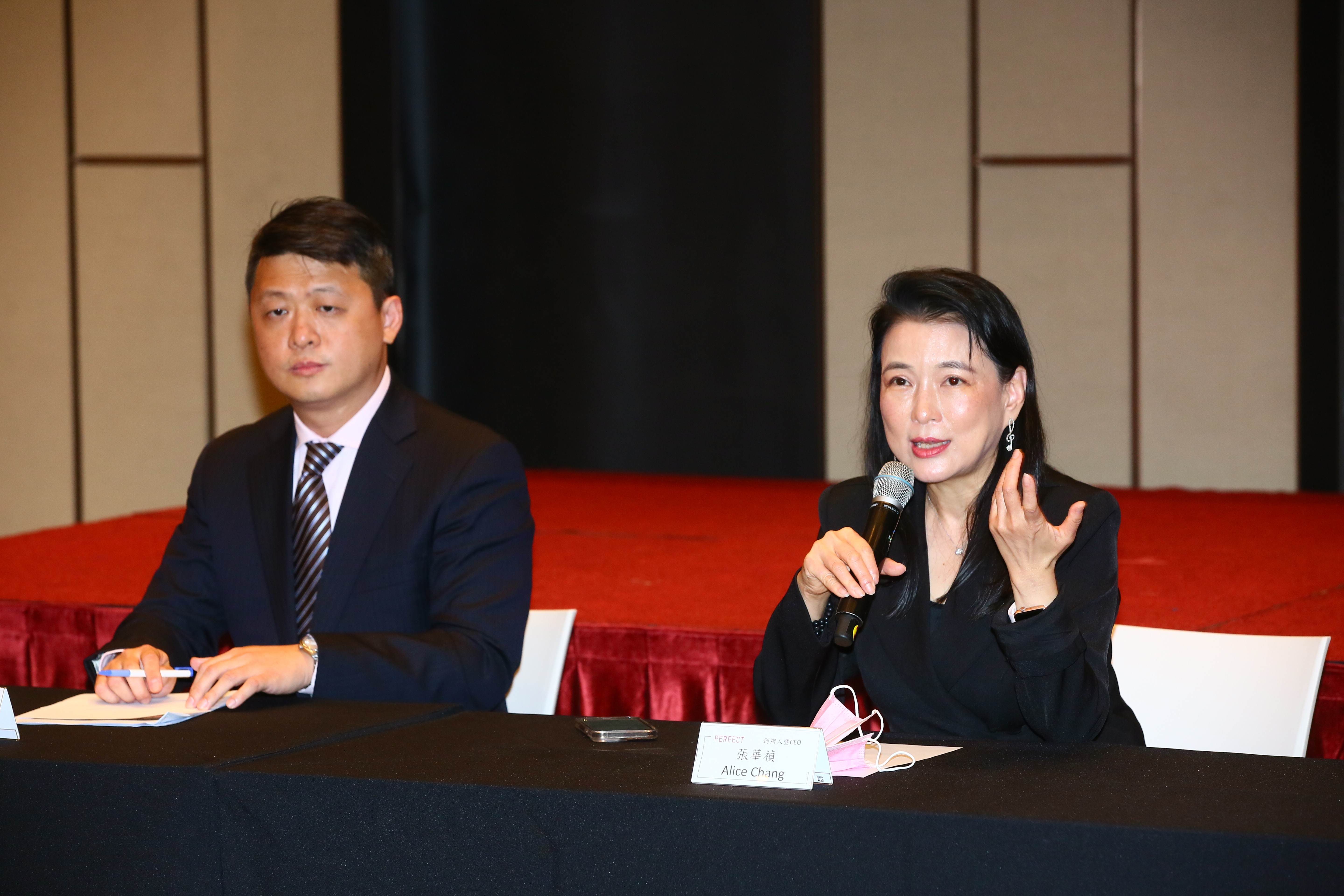 玩美移動創辦人暨CEO張華禎(右)指出,公司所提供的服務可以幫忙提高銷售轉換率,並且節省浪費、降低成本。