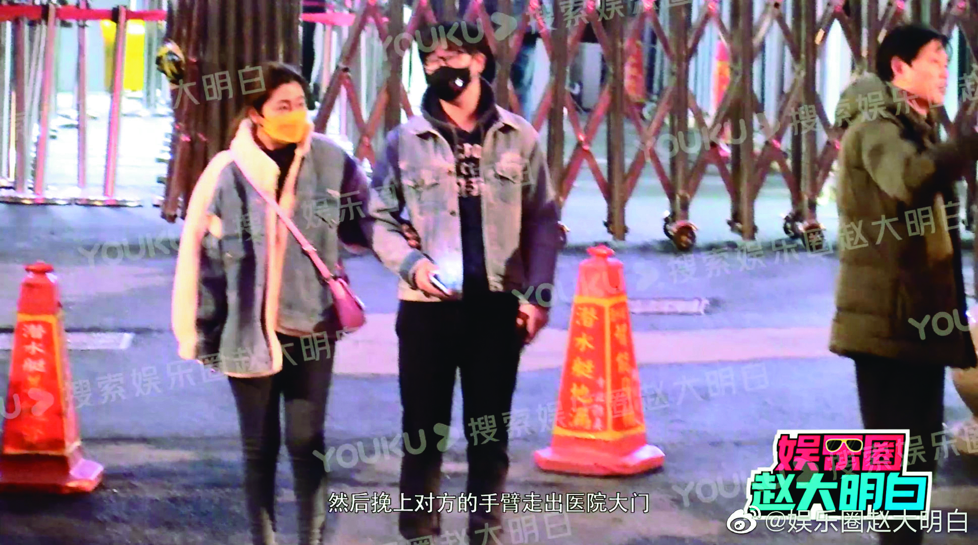Selina勾著小她7歲的新男友在街上同行。（翻攝自娛樂圈趙大明白微博）