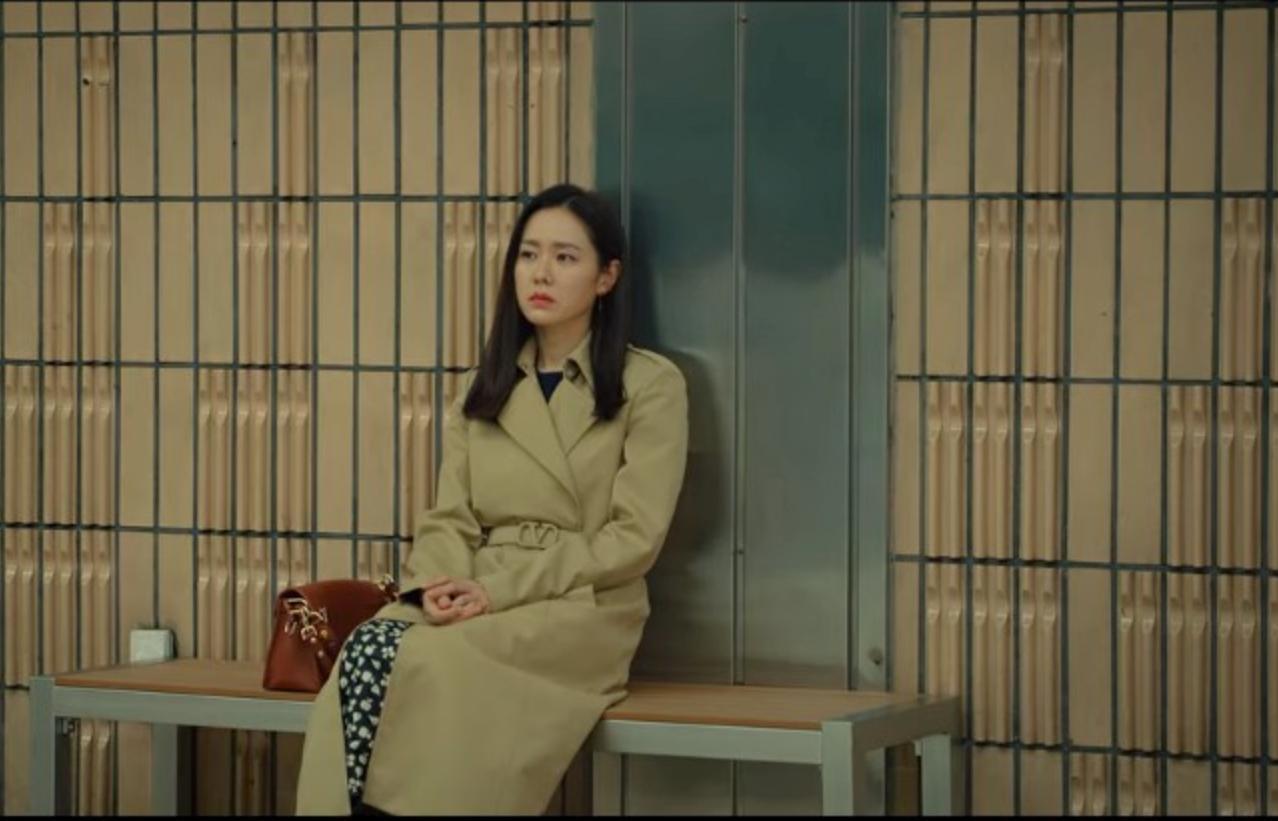孫藝真以一身率性裝扮搭配Mademoiselle白蘭地酒色斜揹袋。（翻攝自NETFLIX）