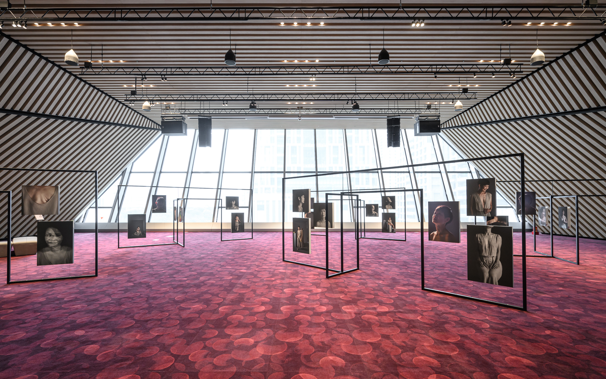 「生命之織」影像藝術展由李晏禎擔任策展人,共展出60幅攝影作品及一部有10位女性癌友參與的訪談短片。(癌症希望基金會提供)