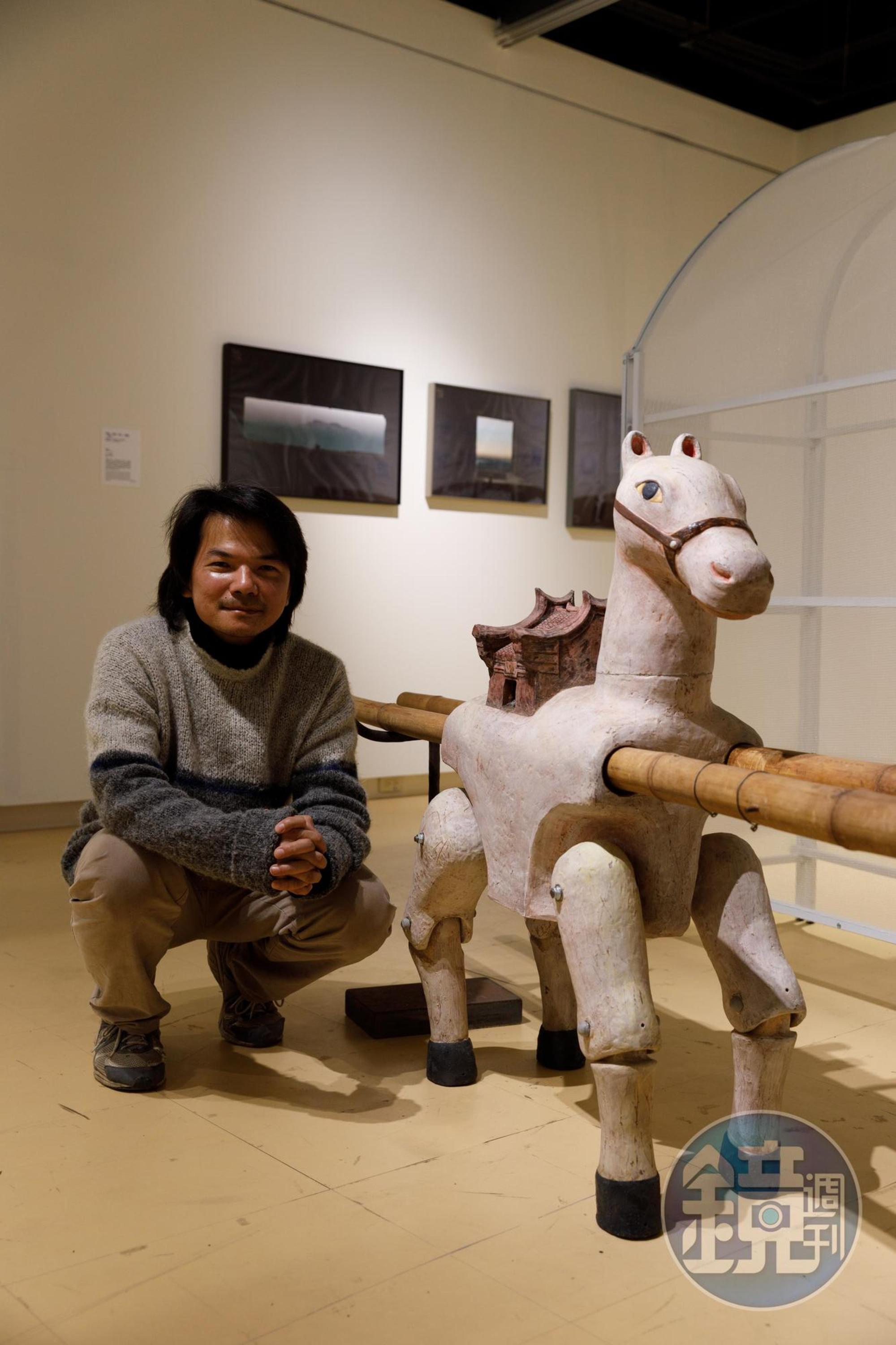 陶藝家吳其錚經常以在地泥土為素材加以實驗創作,作品經常出現馬的意象。