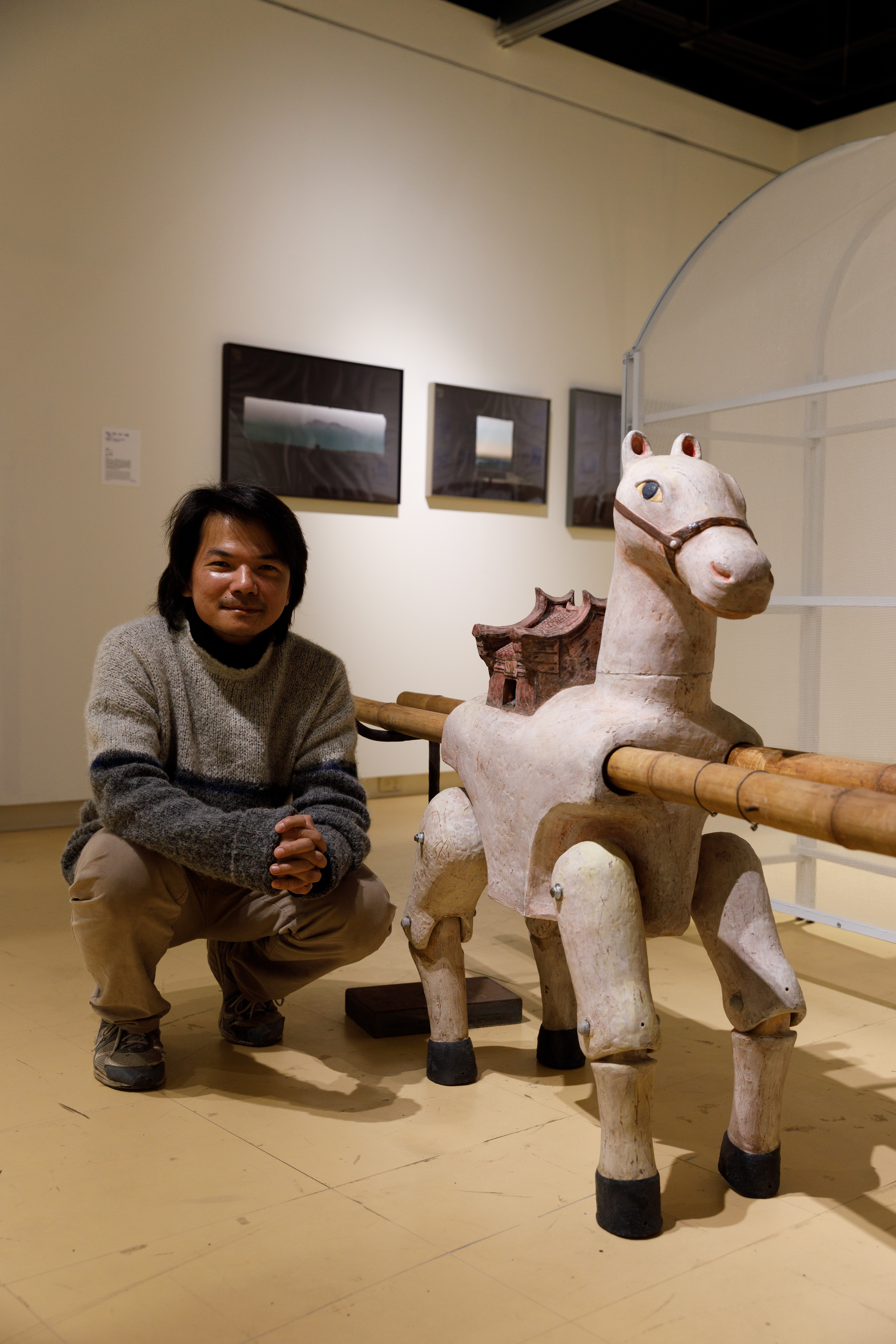 陶藝家吳其錚經常以在地泥土為素材加以實驗創作，作品經常出現馬的意象。