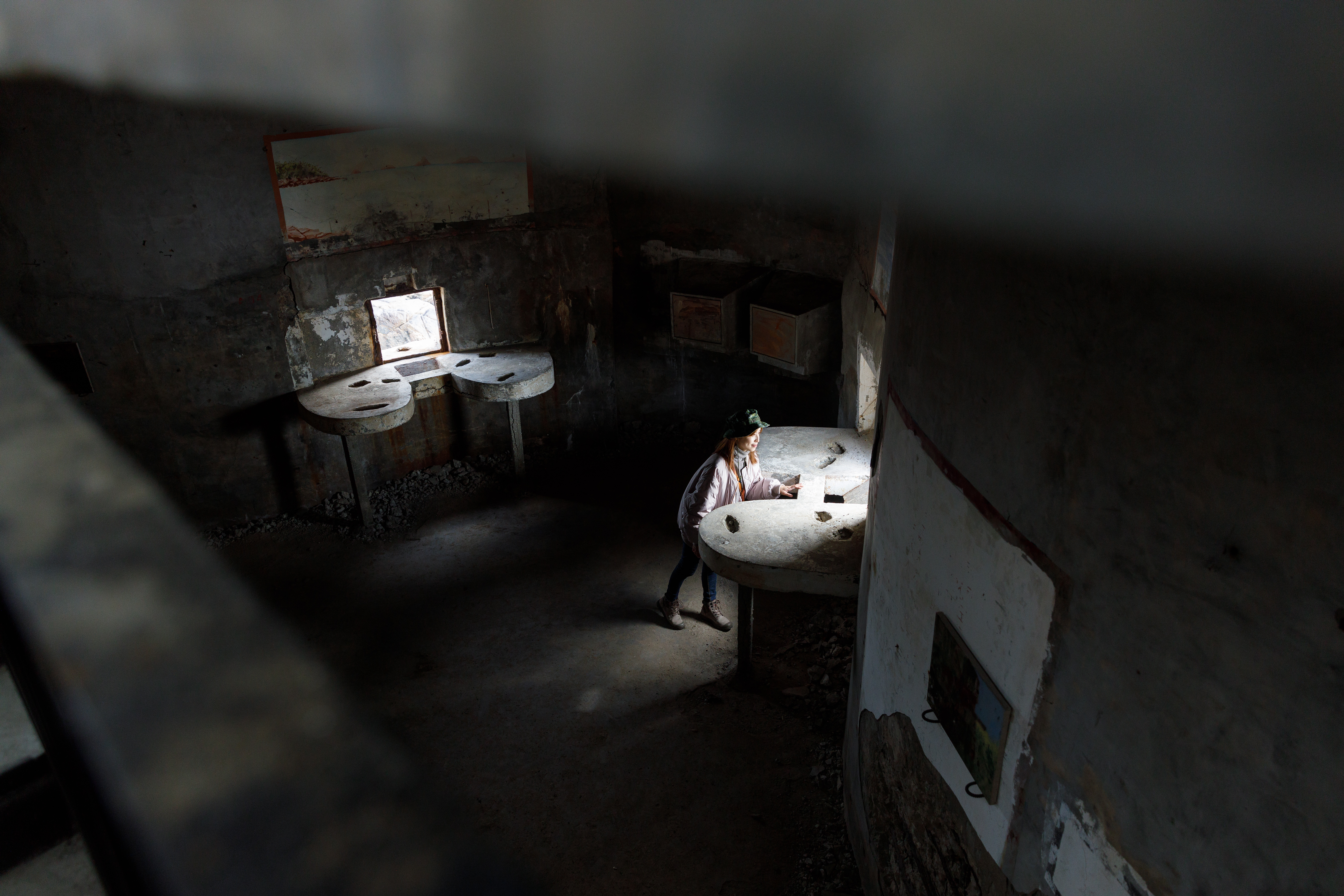 位於坑道底下的《枕待》，視覺上和據點牆面、射口色調融合。