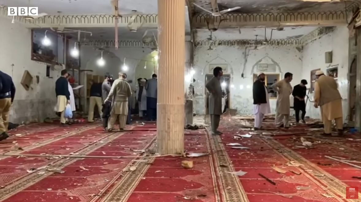 巴基斯坦一間清真寺發生嚴重爆炸，至少已造成57人死亡。（翻攝自BBC News YouTube）
