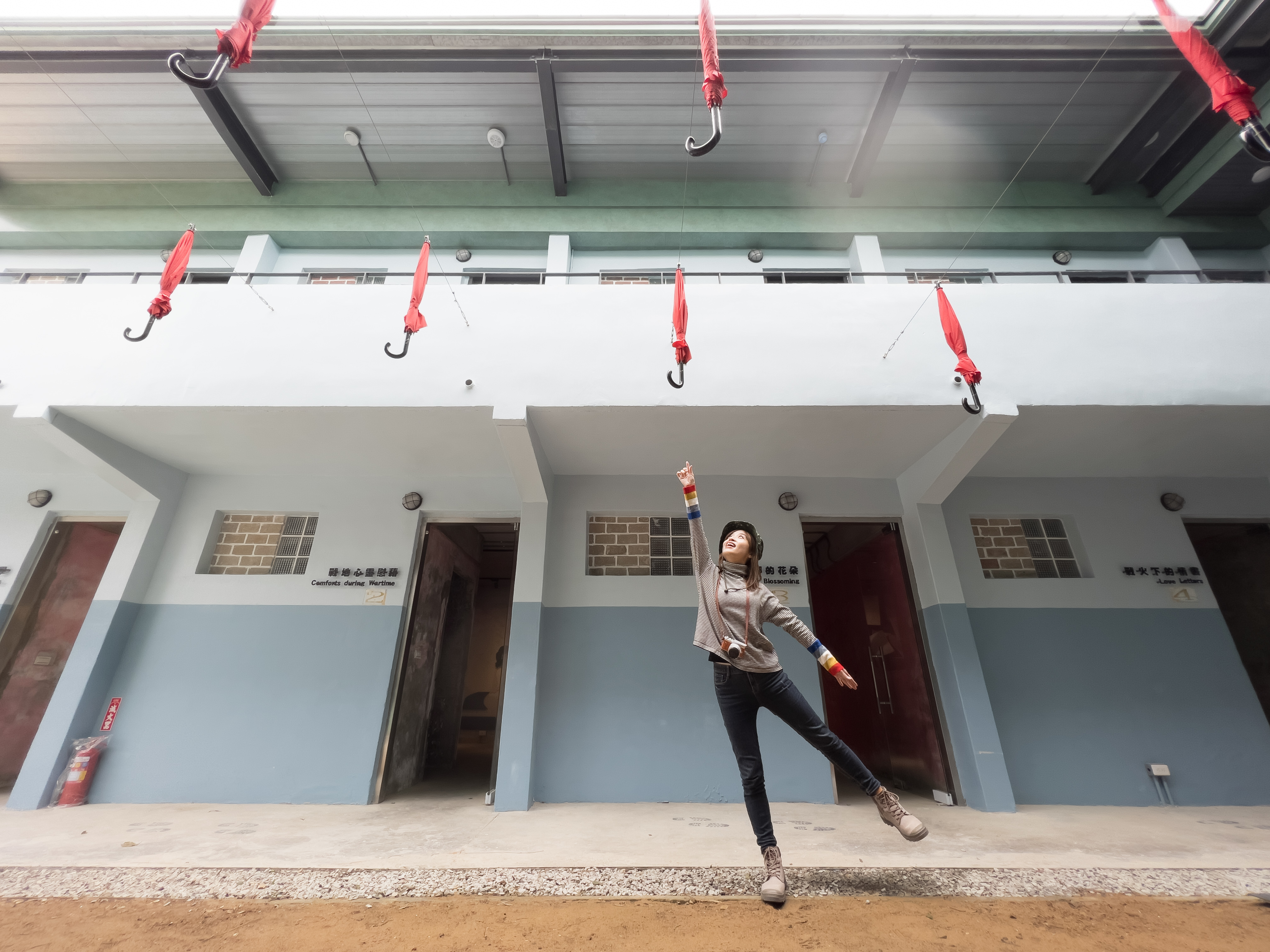 梅石營區軍官特約茶室漆上天藍色的牆面，831文化不再隱晦不可告人。