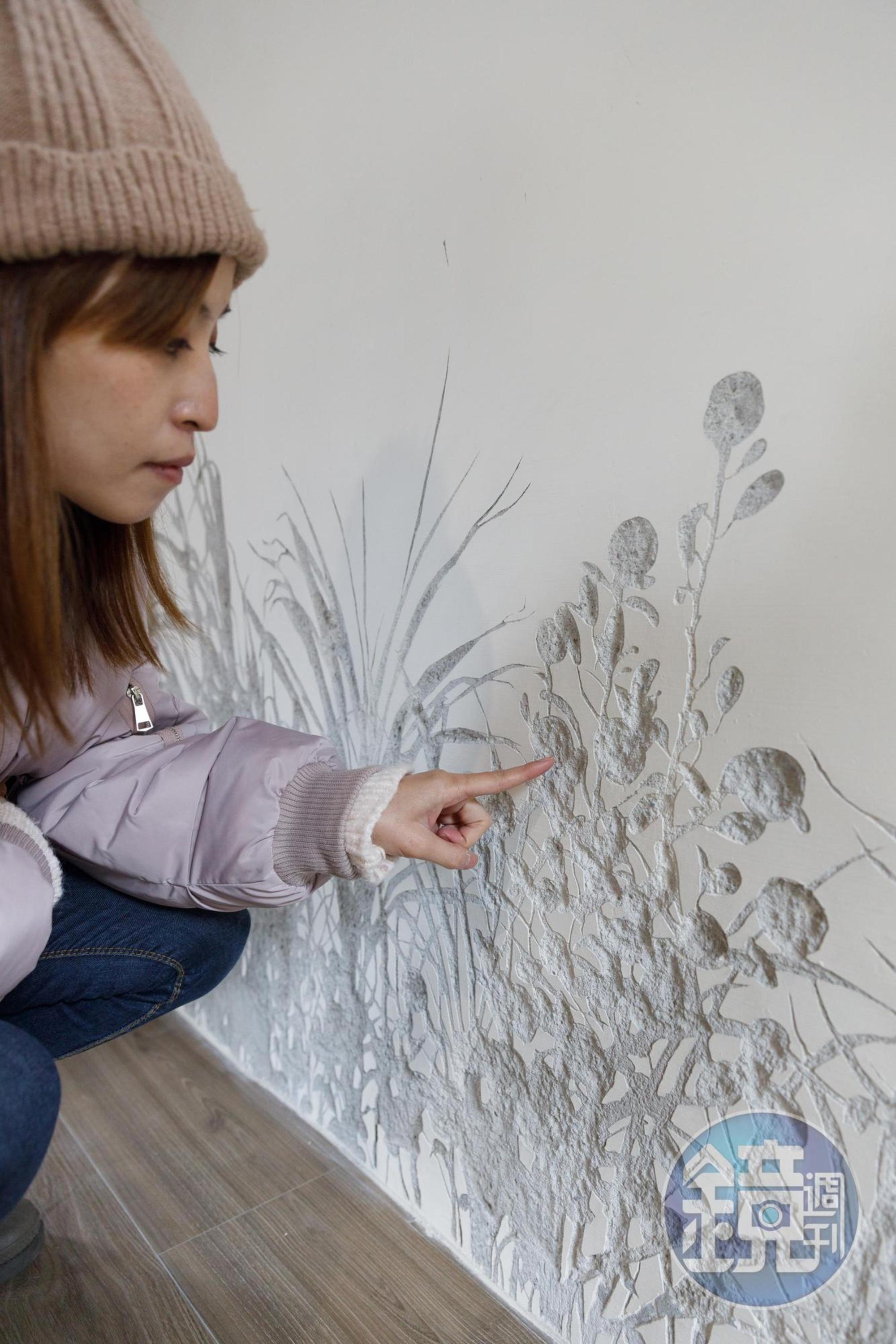 位於北竿后澳村的作品《採光》，將植物剪影細緻刻畫在牆上。