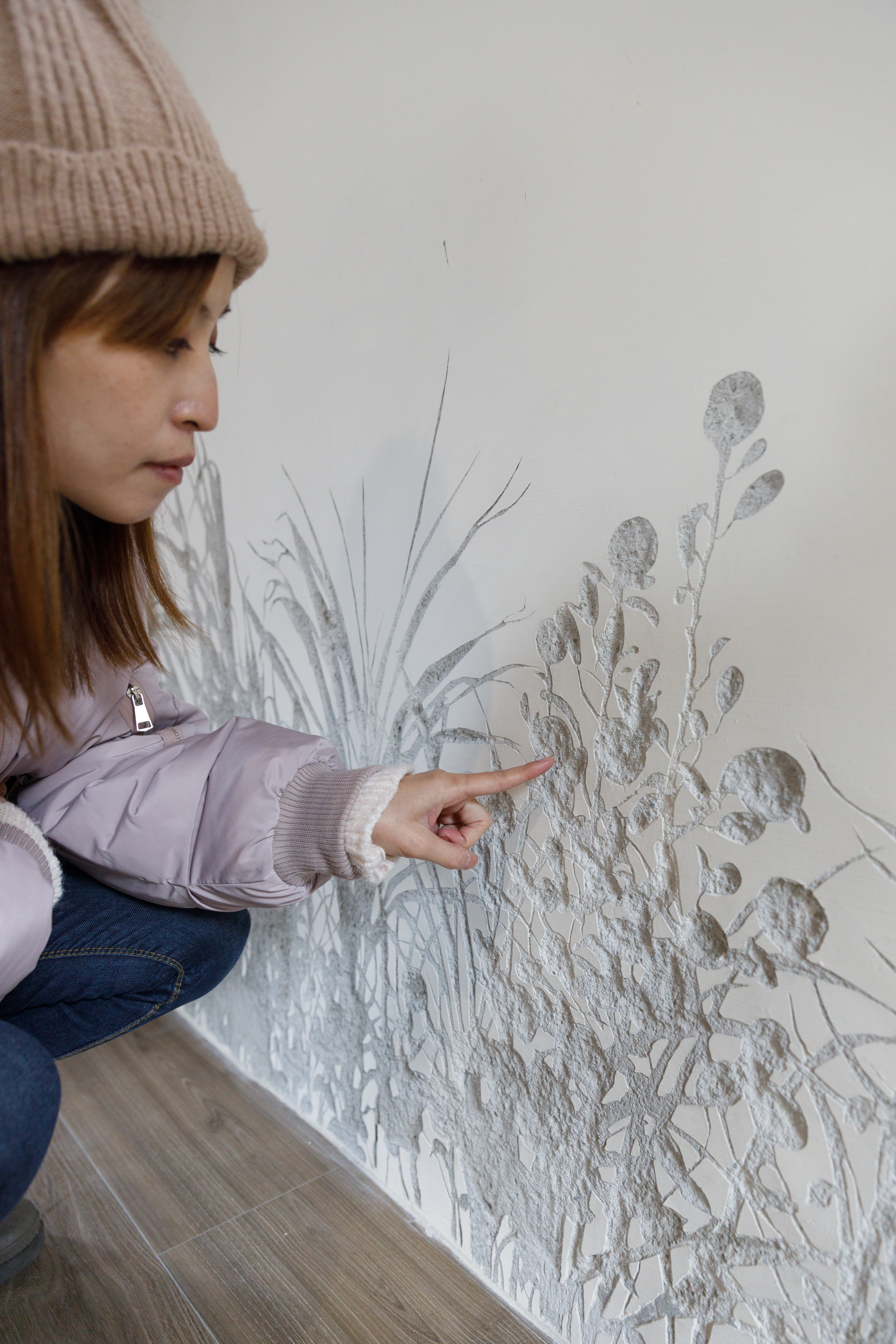 位於北竿后澳村的作品《採光》，將植物剪影細緻刻畫在牆上。