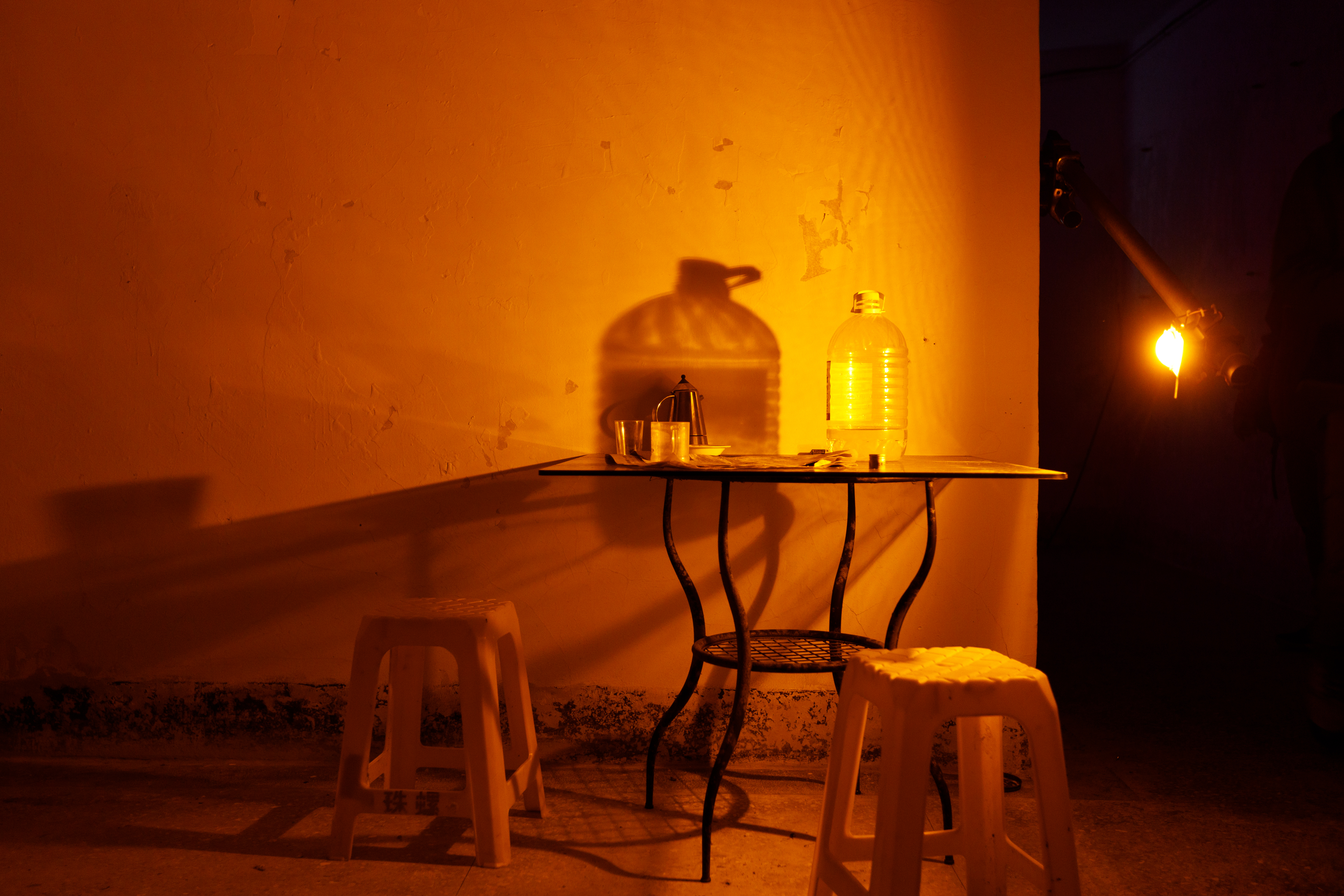 作品《照理來說應該可行》讓阿兵哥的坑道生活重新出現在觀賞者眼前。