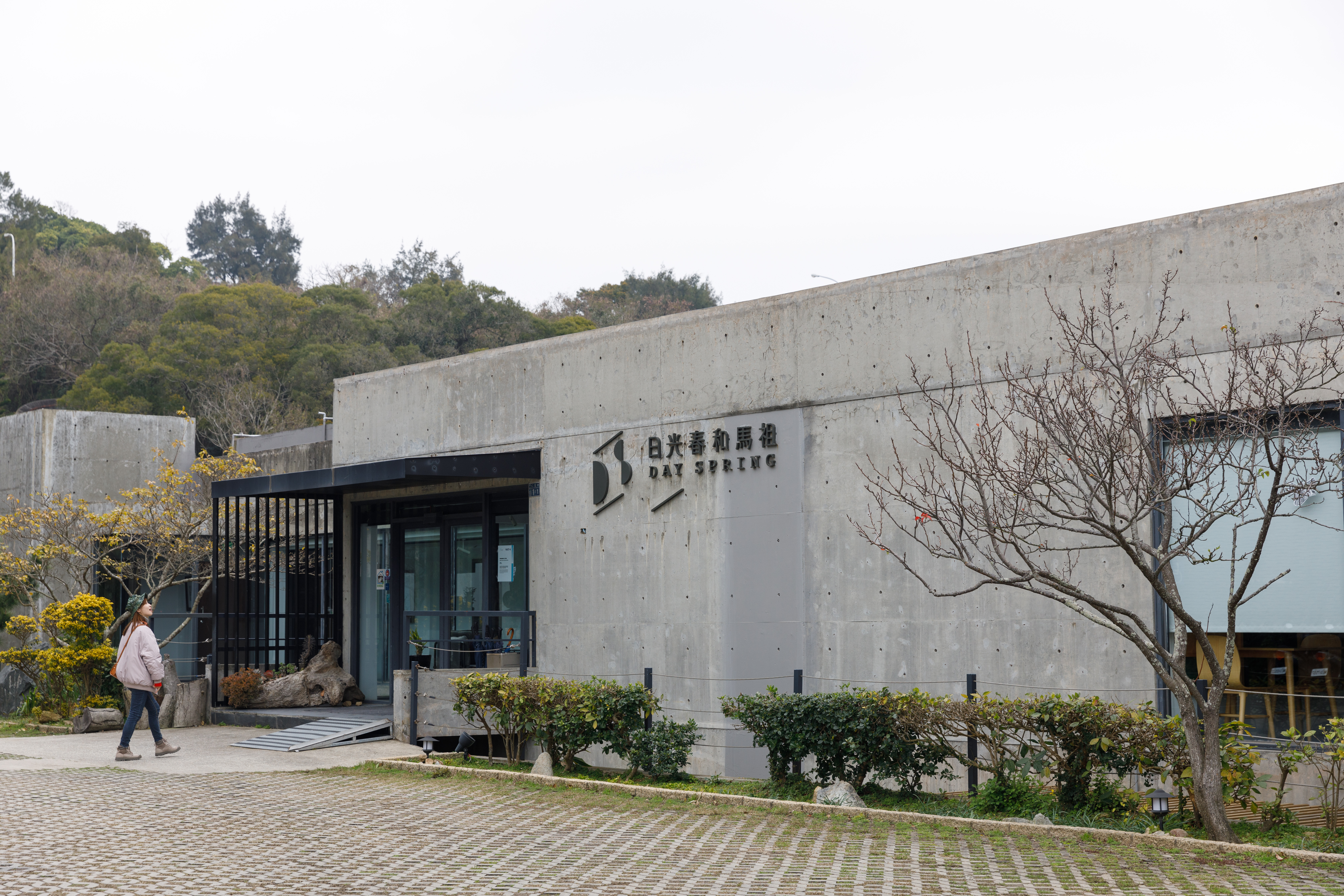 20年老民宿重新整修後，以清水模外觀和美學氛圍成為當地熱門的住宿點。