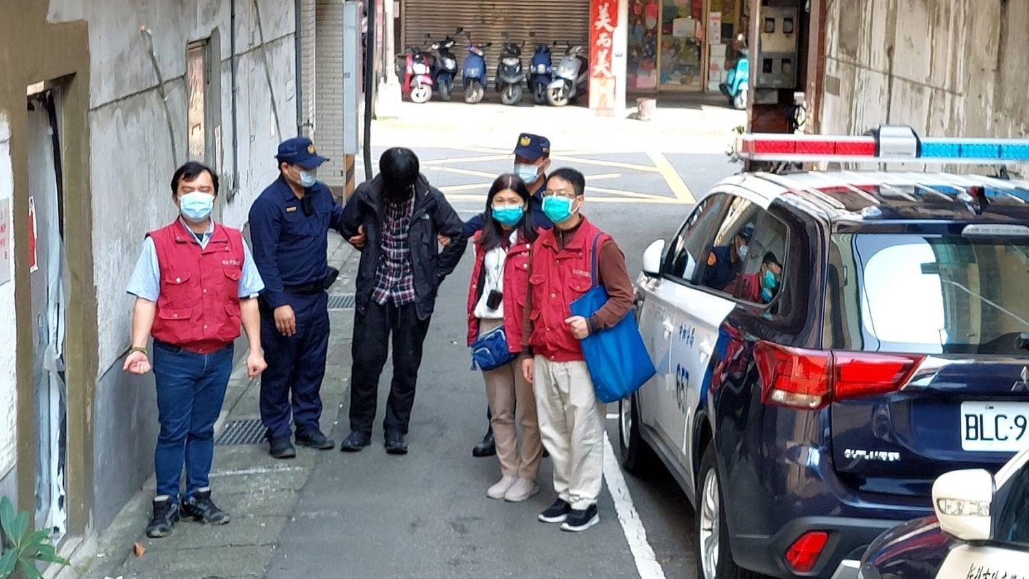 新北男子因不滿貓咪頻頻對他哈氣,拿具有強鹼的水管疏通劑虐貓,害貓咪重傷摔落死亡。(翻攝畫面)