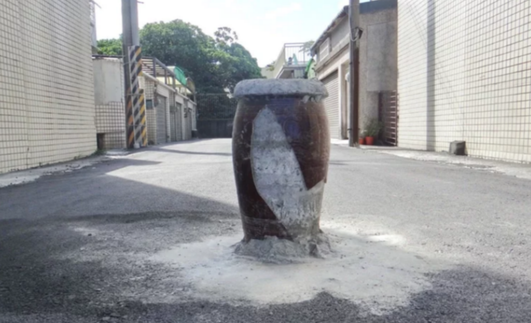 雲林一地主放置骨灰甕，並用水泥固定，阻擋住戶通行，造成當地民眾困擾。（翻攝畫面）