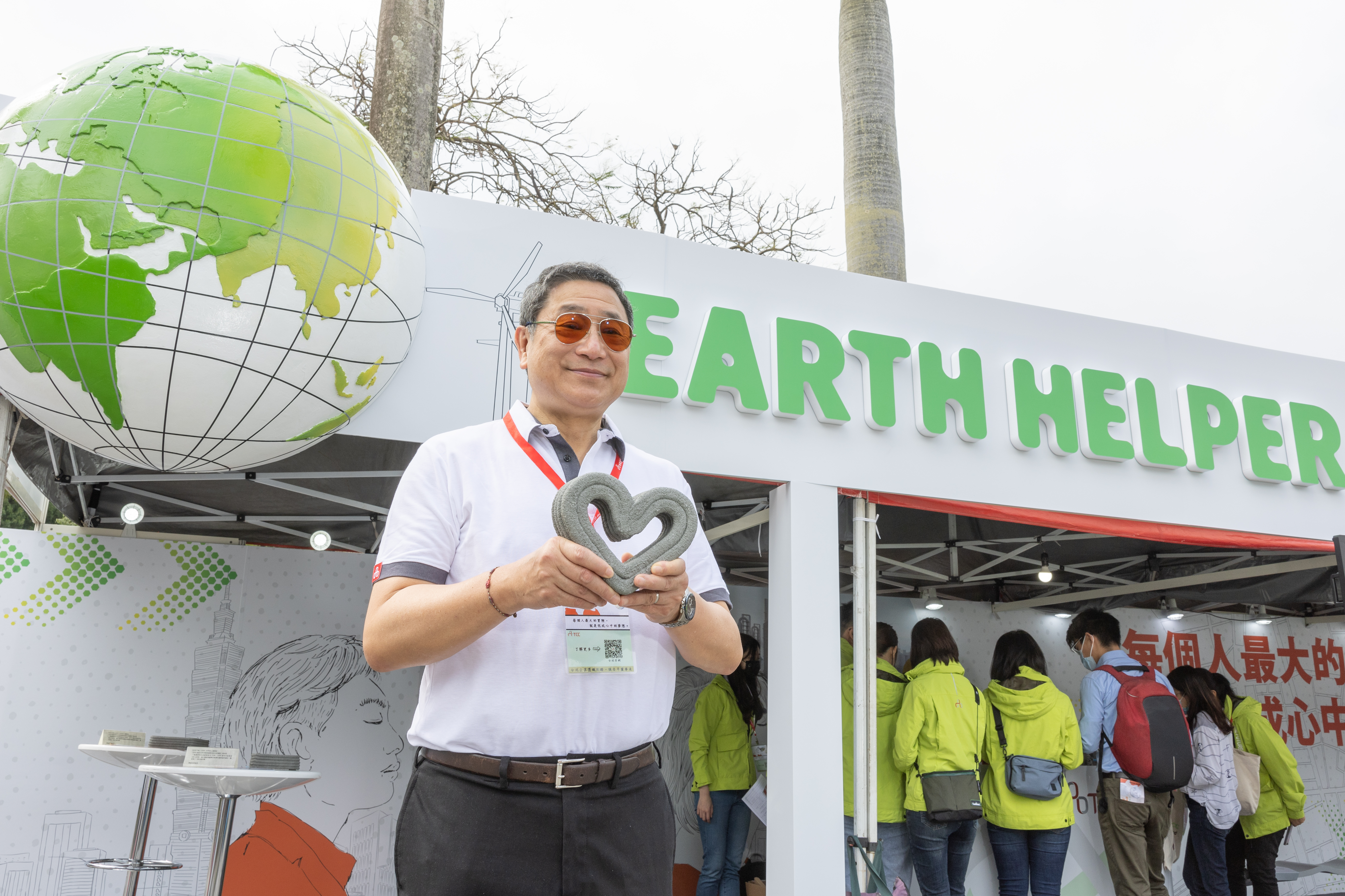 張安平親赴徵才現場，為學生們解說台泥未來三大發展主軸。（台泥提供）