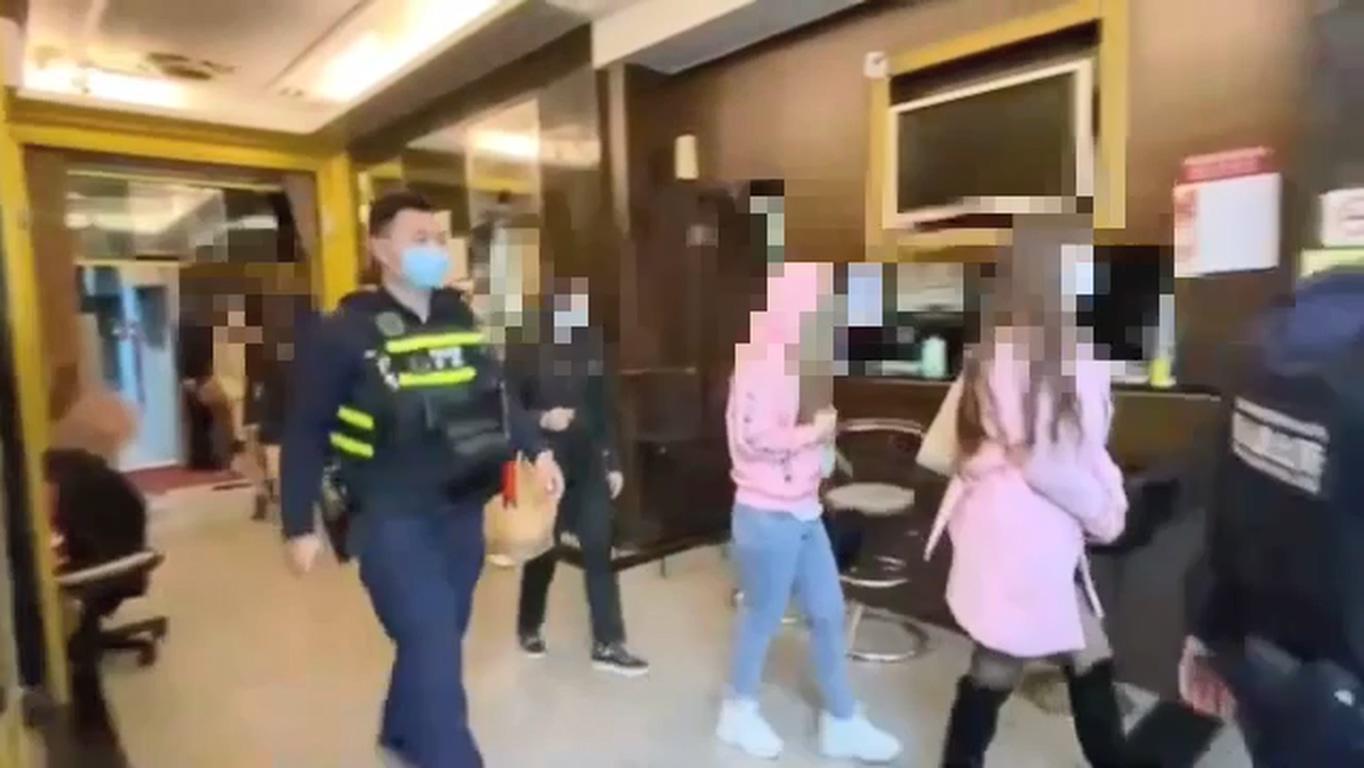 涉嫌脫衣陪酒的女服務生也被帶回警局。（翻攝畫面）