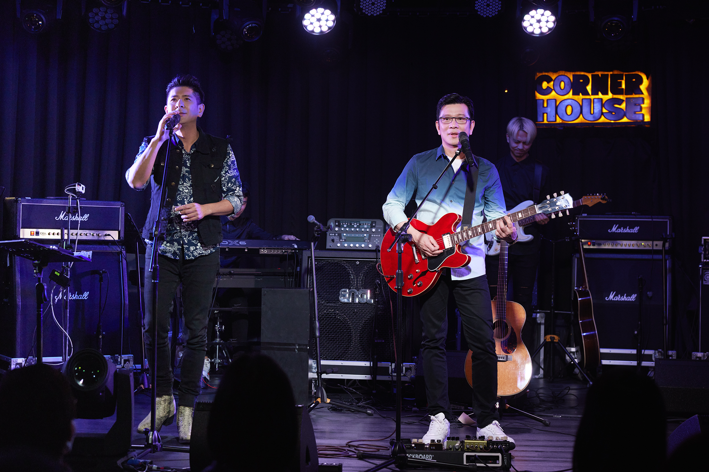 陳子鴻與金曲歌王荒山亮組成團體開場。(喜歡音樂提供)