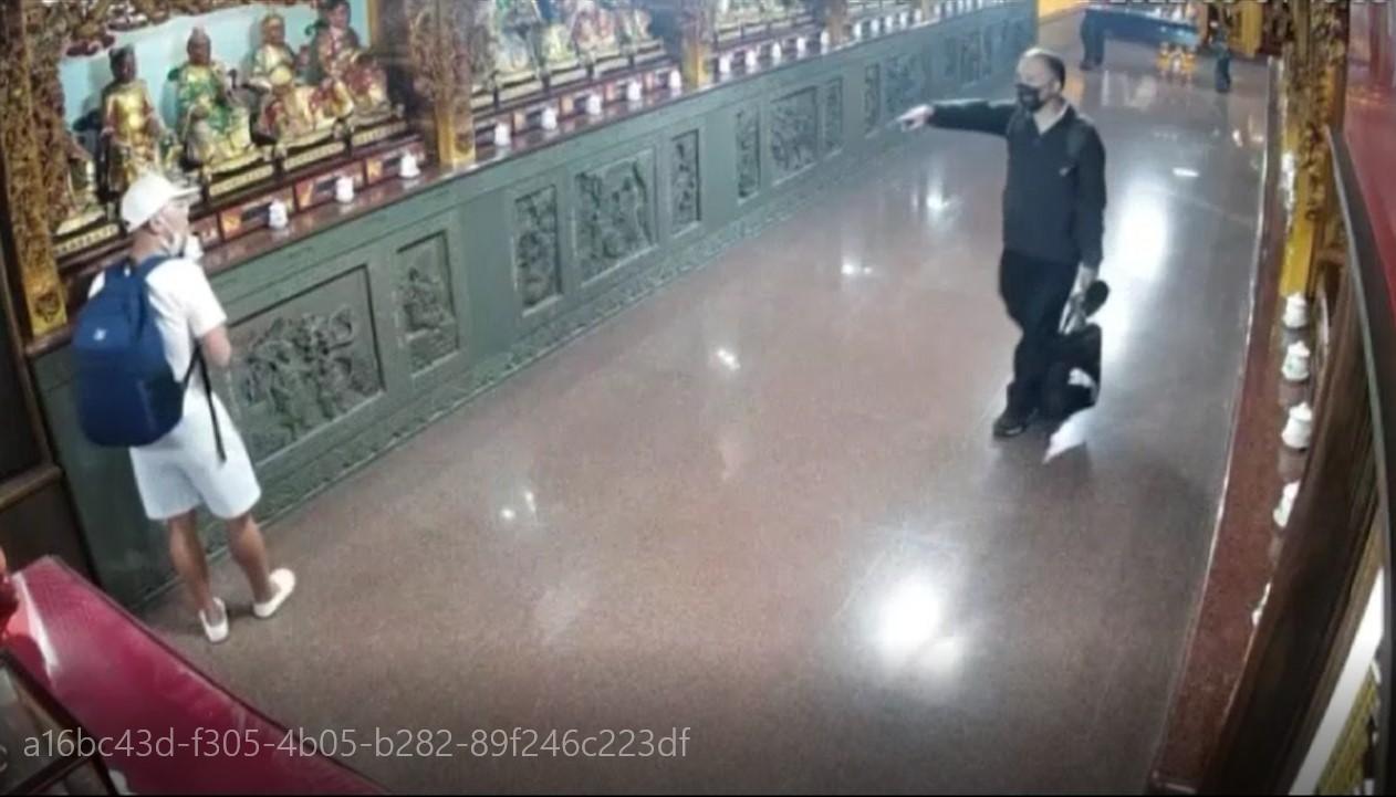 廟方人員發現徐男行動有異，上前質問。（翻攝畫面）