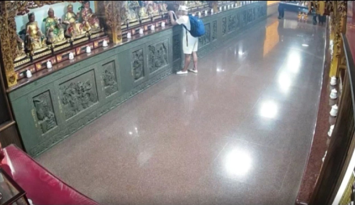 監視器拍下徐男做案身影。（翻攝畫面）