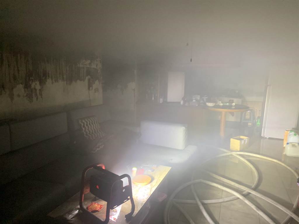 郭女住家客廳濃煙密布。（翻攝畫面）