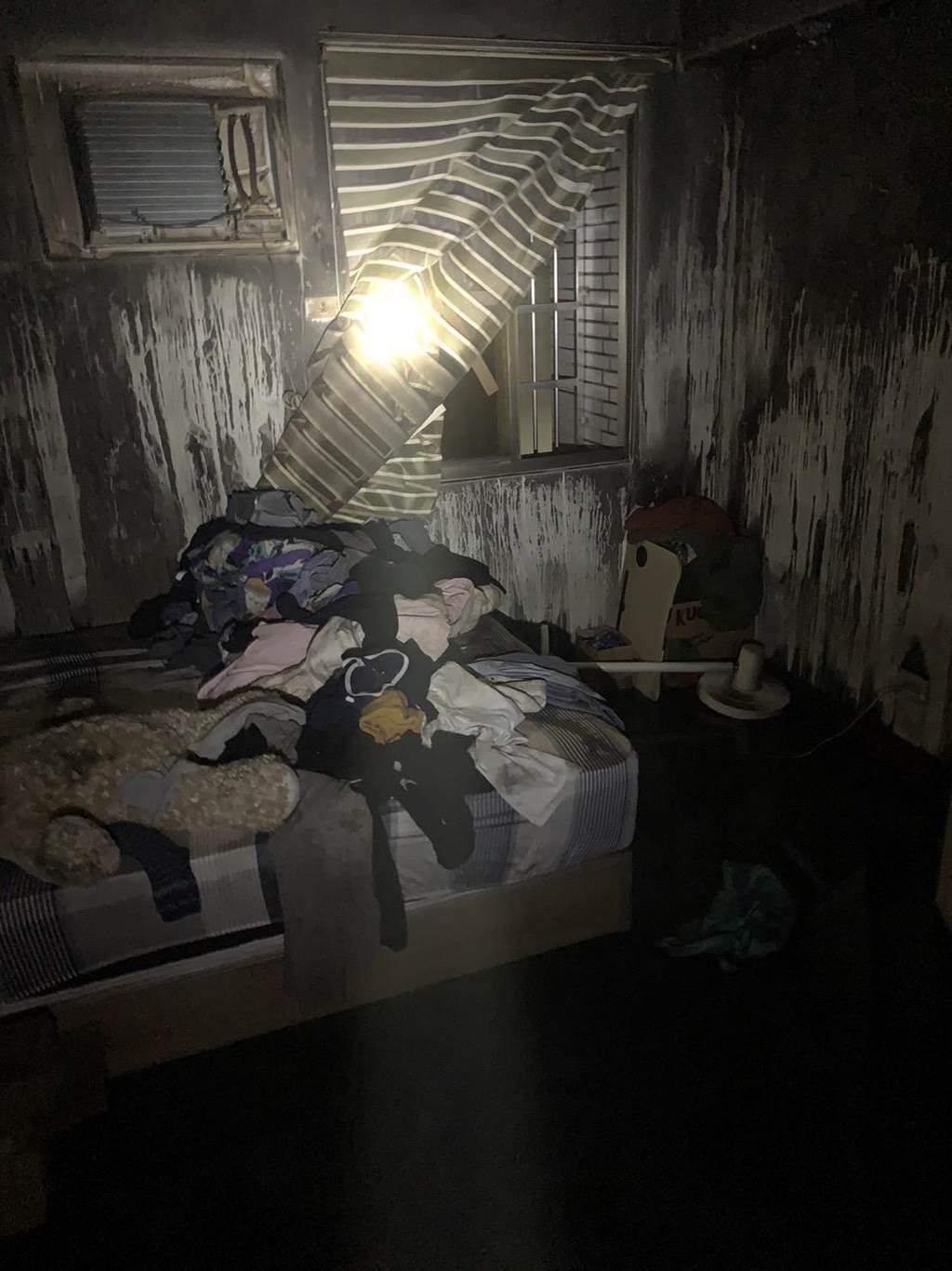 郭女房間床鋪遭到燒毀。（翻攝畫面）