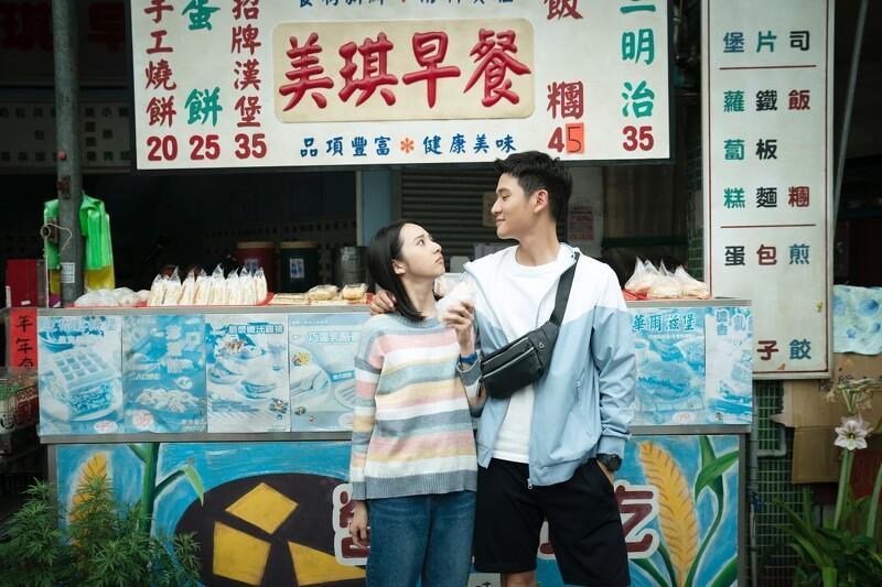 周興哲與李沐主演的《我吃了那男孩一整年的早餐》,改編自2015年轟動Dcard的愛情故事。(星空飛騰提供)