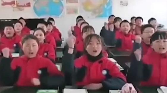 近日網路上更流傳一段中國學校教師在課堂洗腦學生的影片，引起關注。（翻攝自YouTube）