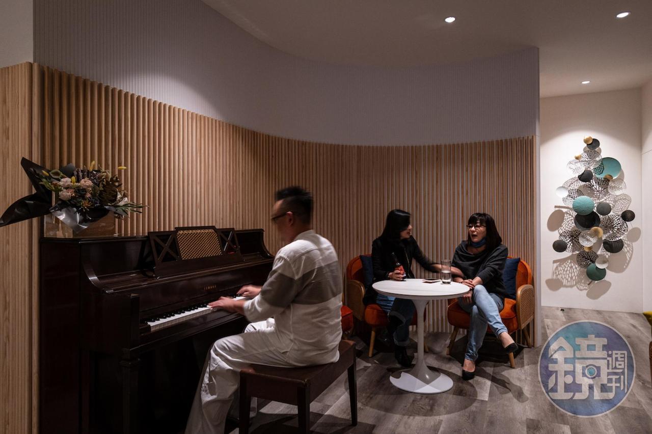 來找「灣兜」品牌創辦人調黃龍輝(小寶)喝一杯,有機會聽到他彈琴。