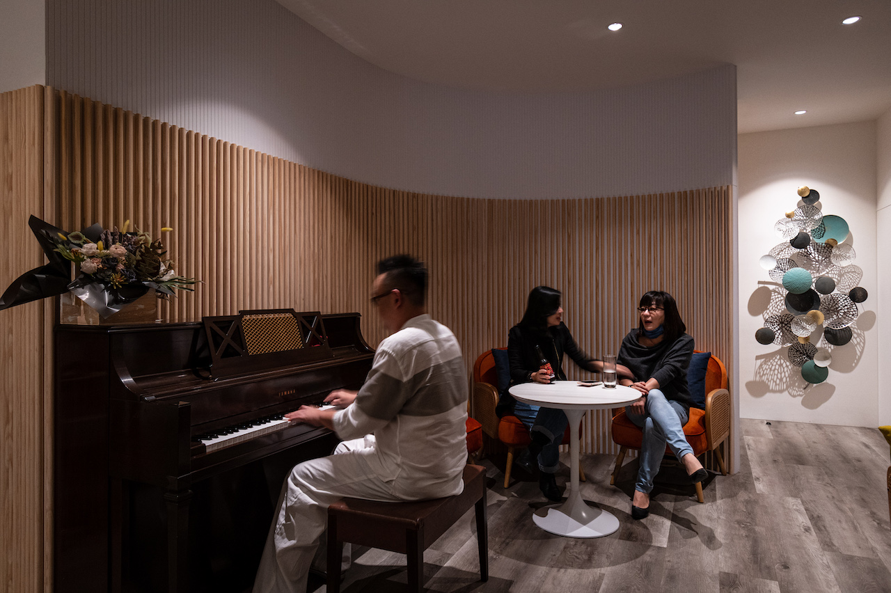 來找「灣兜」品牌創辦人調黃龍輝(小寶)喝一杯,有機會聽到他彈琴。