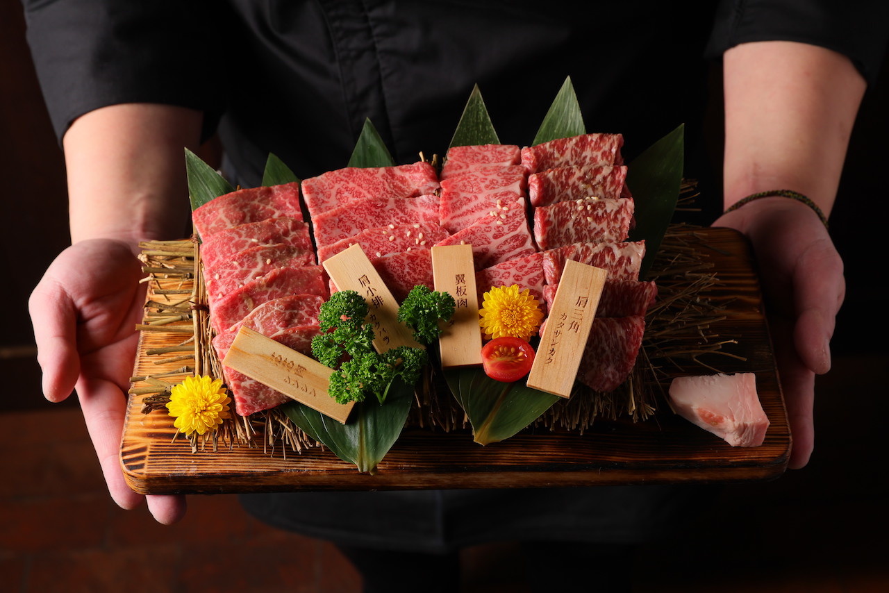 「一牛楽」強打高食肉量與專業分切36部位的兩大特色，和牛拼盤分成兩回合登場，每回上菜氣氛都令人饞意激昂。