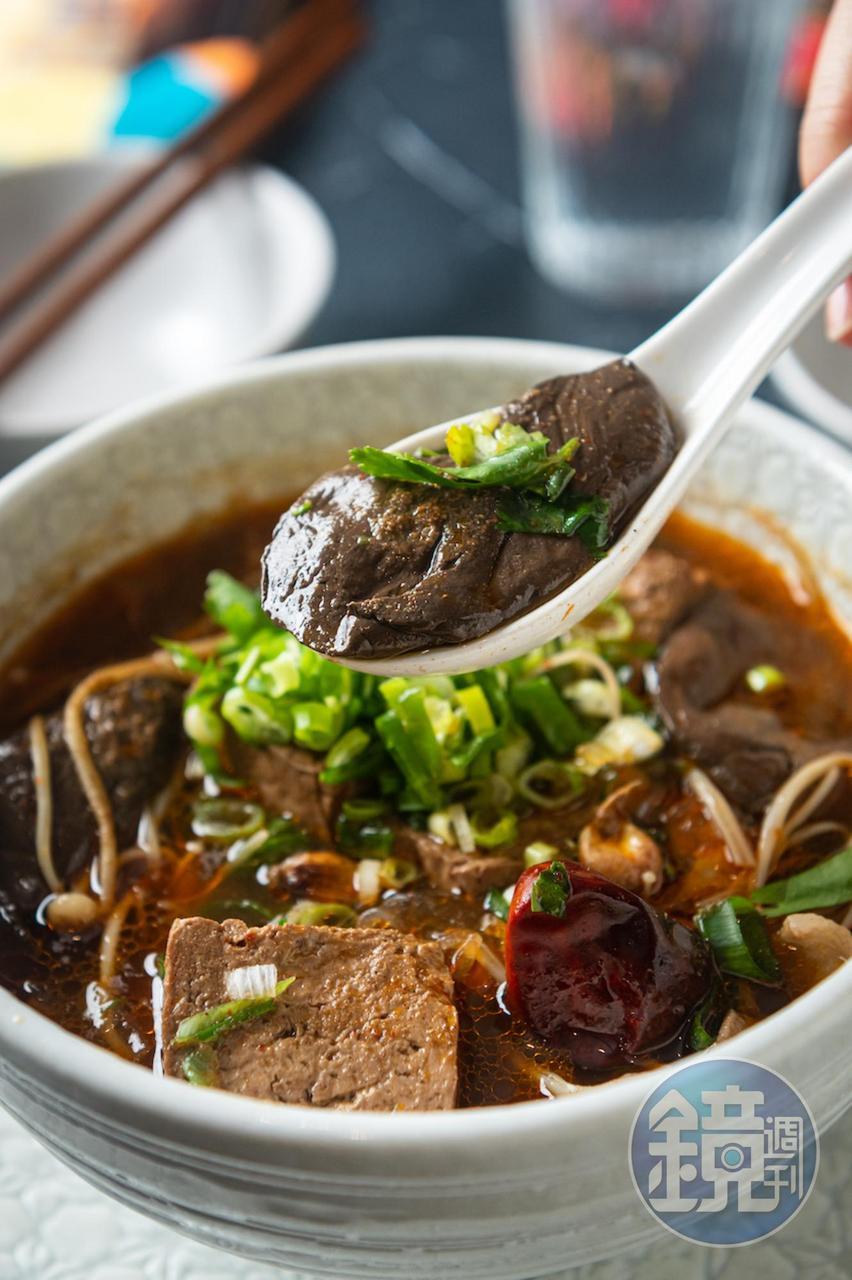 辣度溫和的「麻辣鴨血豆腐」,辛潤帶甜。(350元/份)