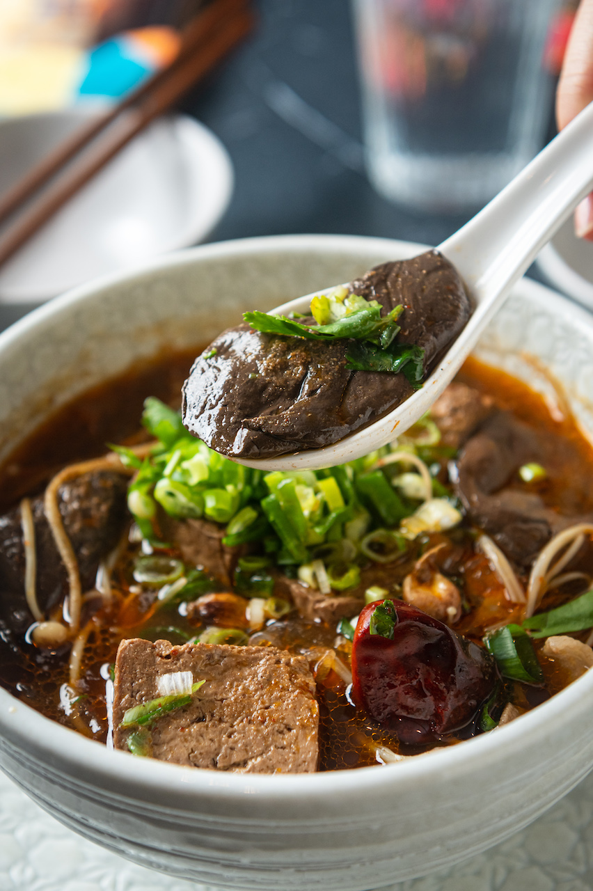 辣度溫和的「麻辣鴨血豆腐」，辛潤帶甜。（350元／份）
