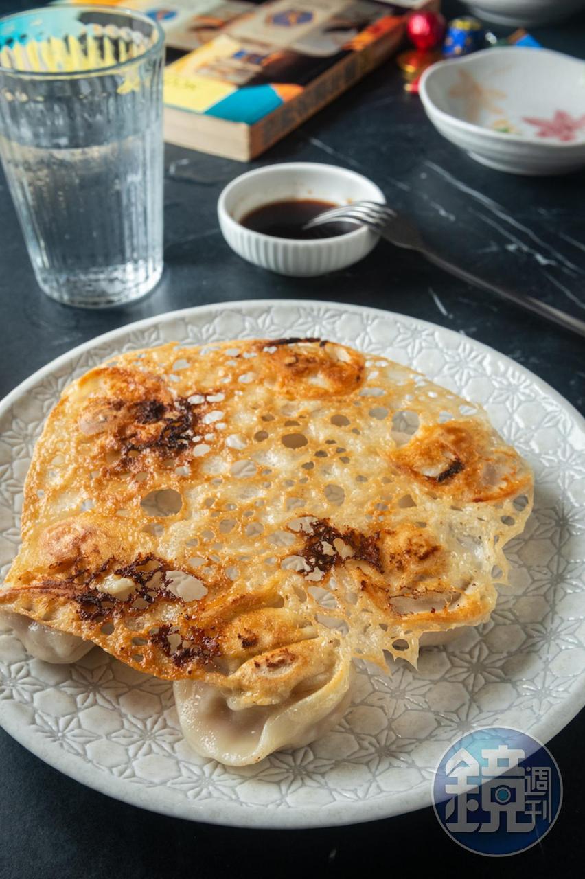 「脆皮鮮蝦餃」酥脆噴汁。(200元/杯)