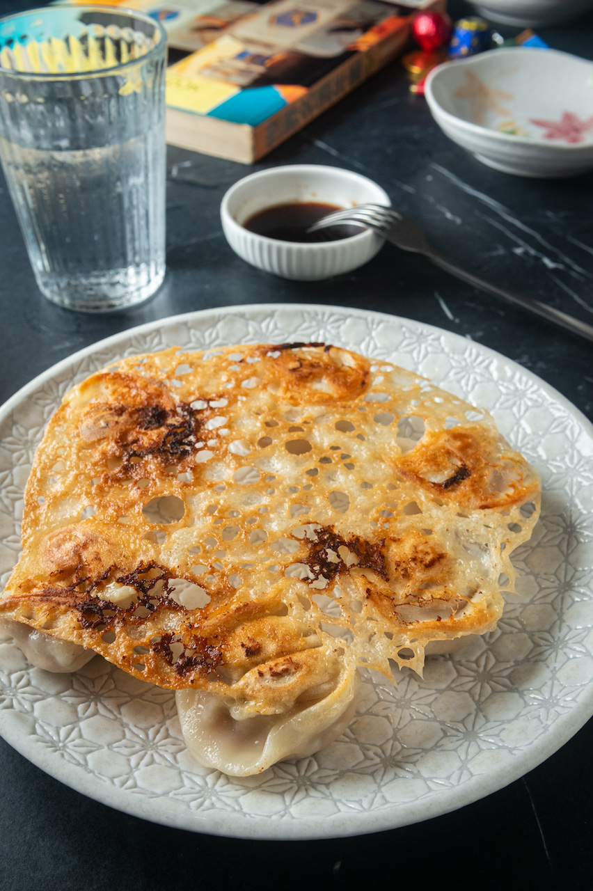 「脆皮鮮蝦餃」酥脆噴汁。（200元／杯）