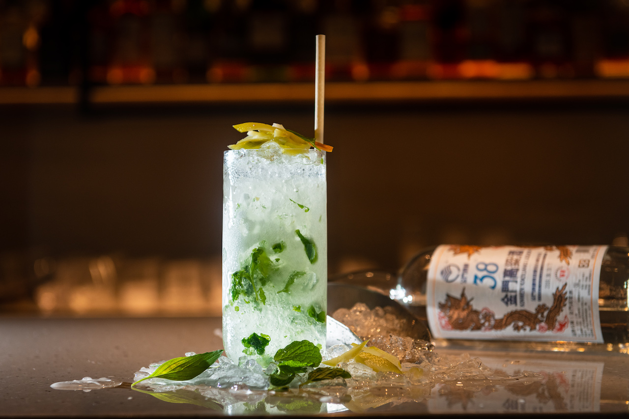 蘭姆酒加高粱調成的「四維情人」，香甜裡迸發辛口感。（350元／杯）