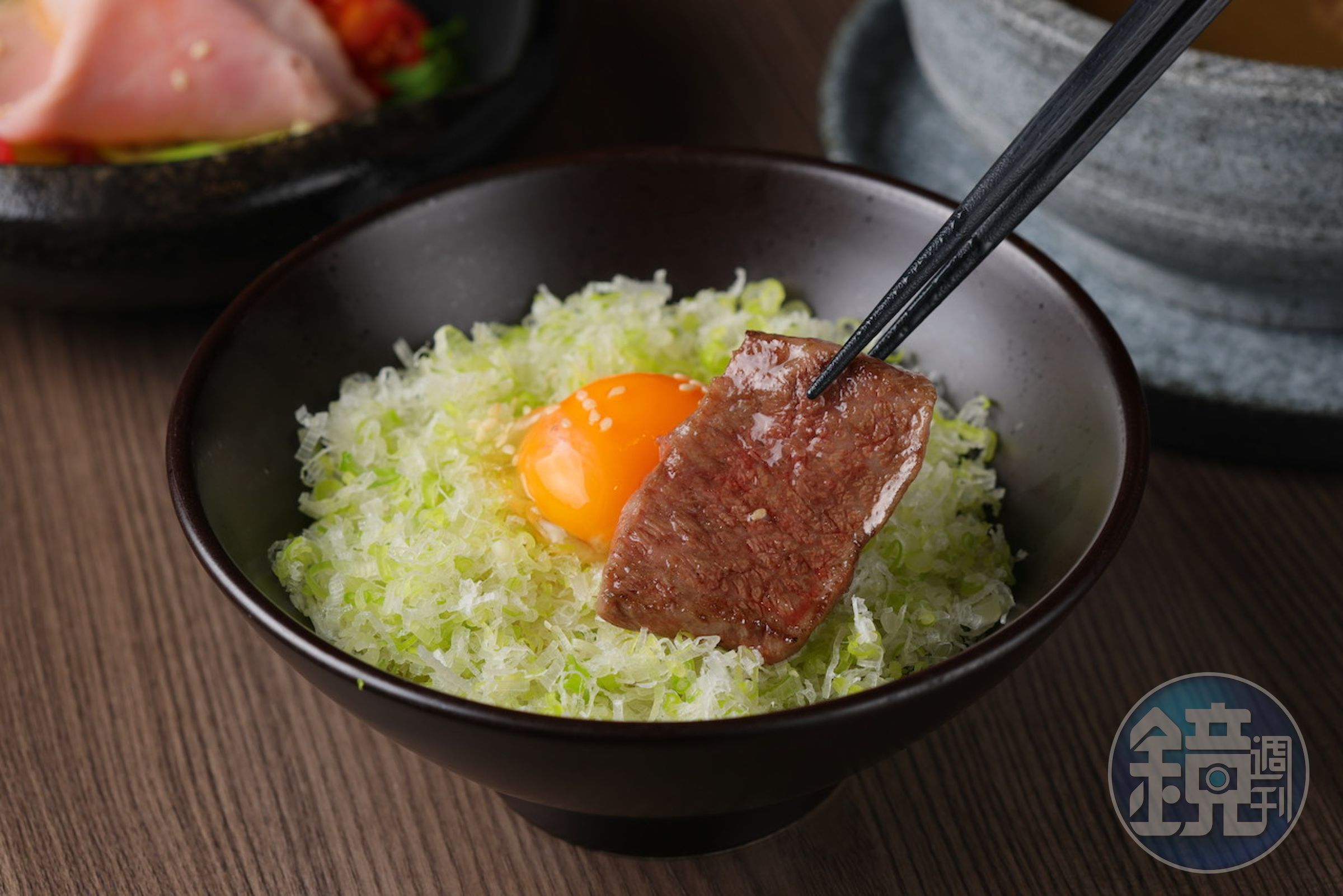 「板腱」搭配「月見蔥拌飯」辛香濃郁，咀嚼後滲著甜味。（燒肉雙人套餐6,666元菜色之一）
