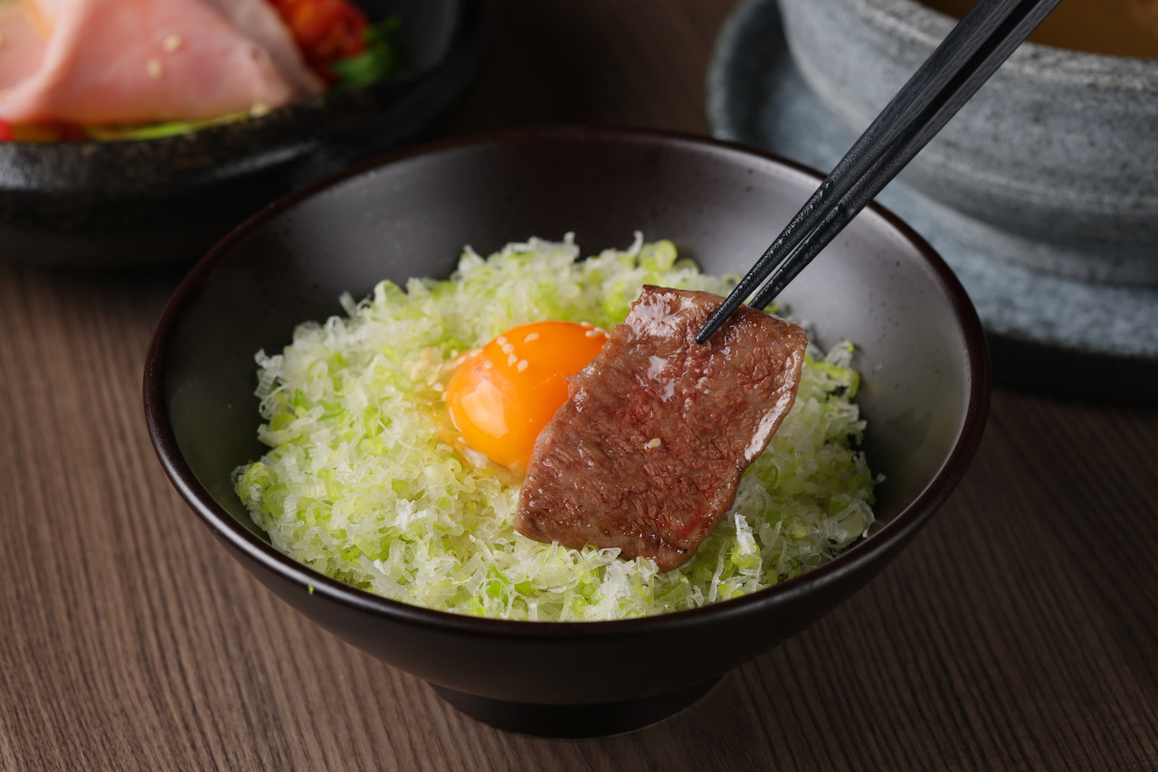 「板腱」搭配「月見蔥拌飯」辛香濃郁，咀嚼後滲著甜味。（燒肉雙人套餐6,666元菜色之一）