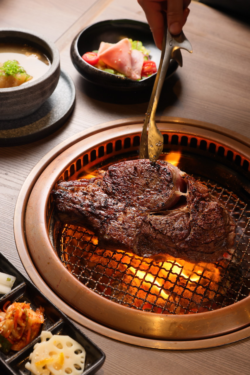 舒肥半熟後才火烤的短骨「戰斧牛排」 香氣濃郁、肉汁豐潤。（100元起／盎司，圖中拍攝約4,500元／45盎司）