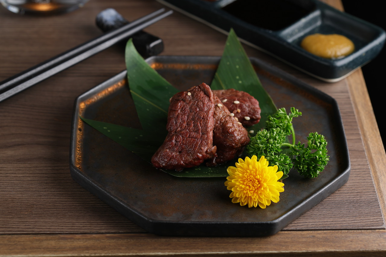 「鹿肉嫩肩沙朗 」肉厚扎實，野味收斂。（400元／份）
