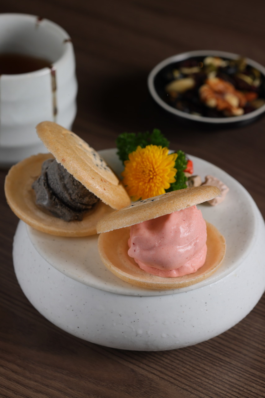 「冰淇淋最中餅」為奔放的燒烤大餐做了美好地收尾。（燒肉雙人套餐6,666元菜色之一）