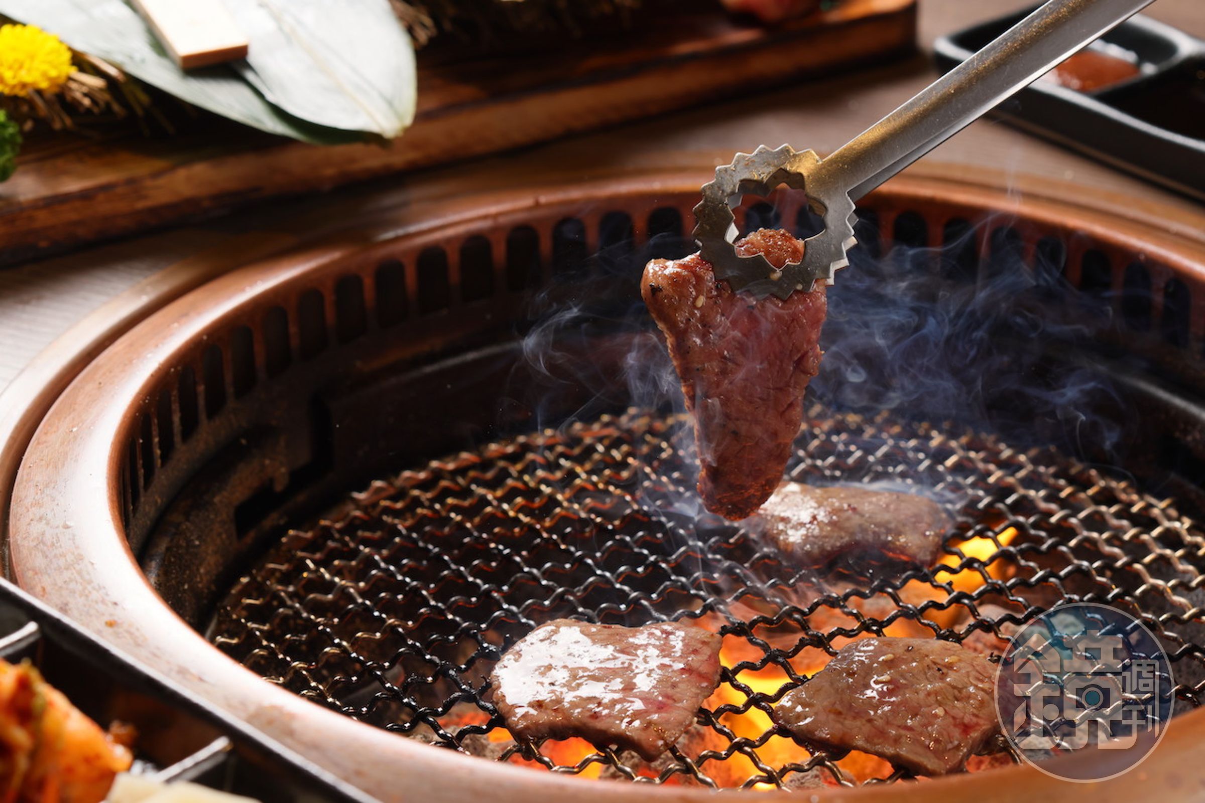 話題燒肉店「一牛楽 」從選肉、分切到專人桌邊現烤，每個環節力求建置完整論述，建立品牌燒肉學。