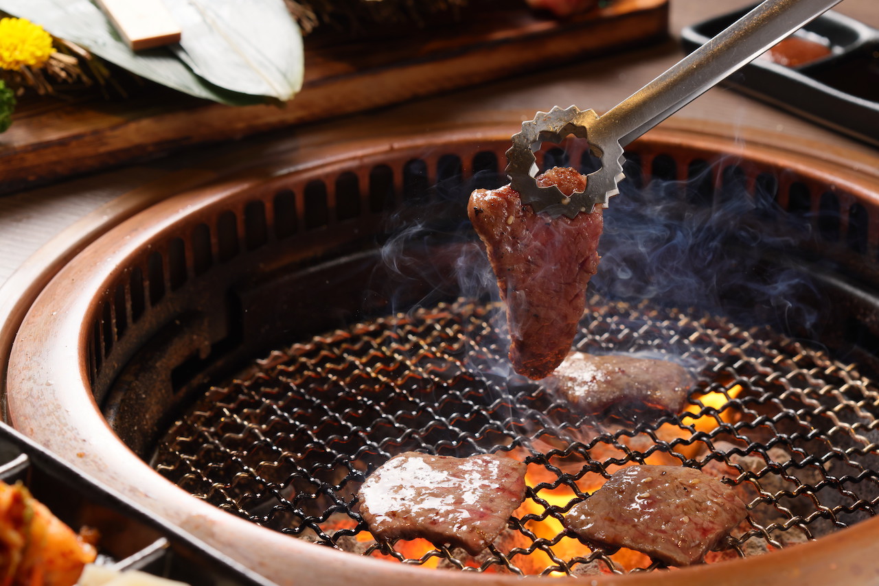 話題燒肉店「一牛楽 」從選肉、分切到專人桌邊現烤，每個環節力求建置完整論述，建立品牌燒肉學。