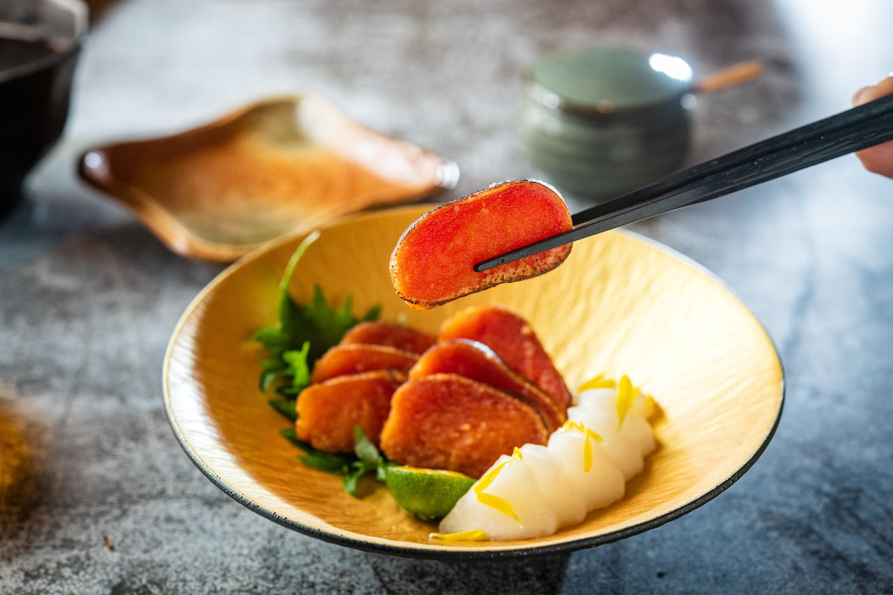 「烏魚卵一夜干」濕潤略黏、鮮鹹回甘。（250元／份）