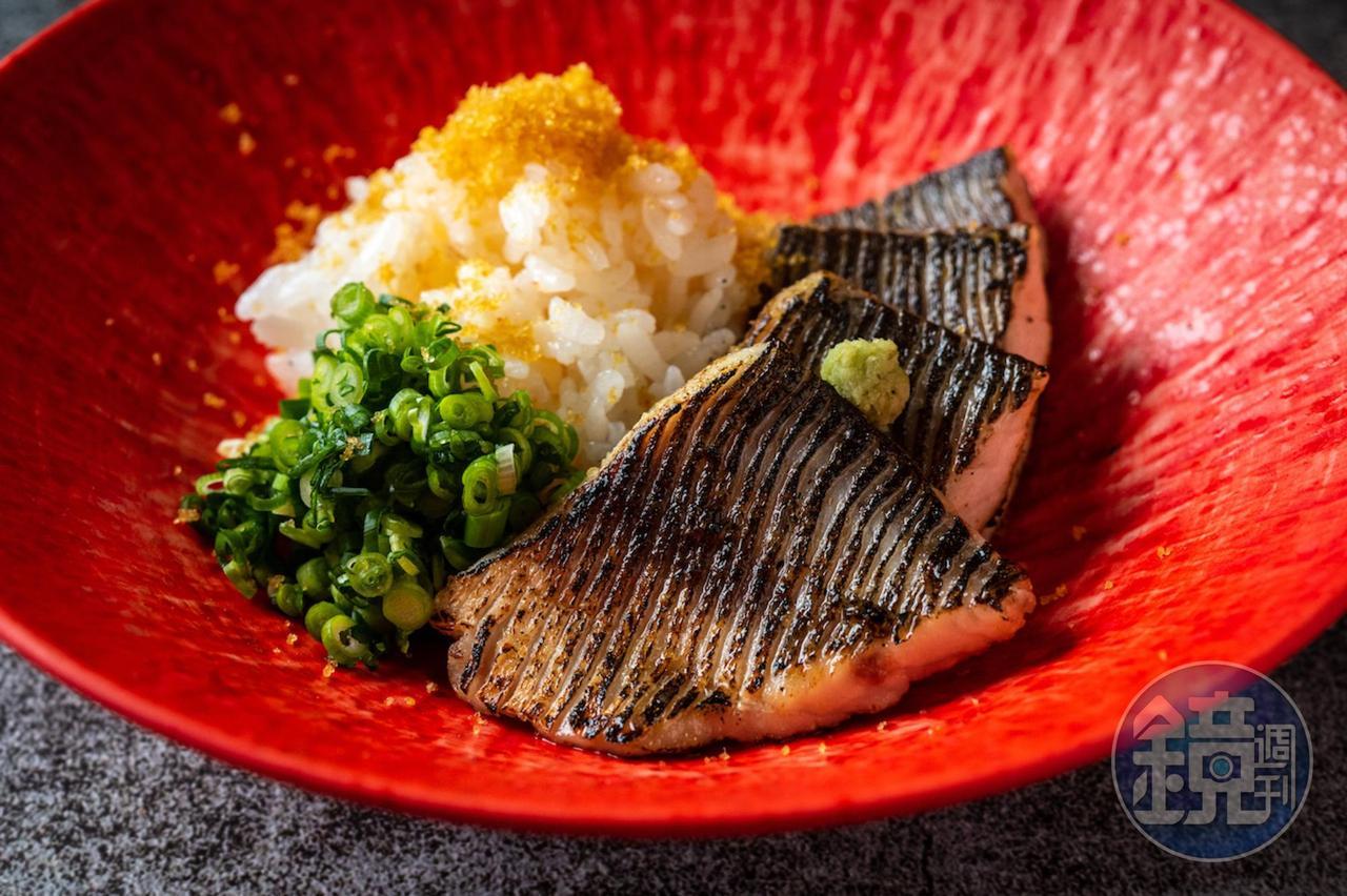 肉質細嫩的「尖梭魚鳥魚子」刨上烏魚子提鮮。(120元/份)
