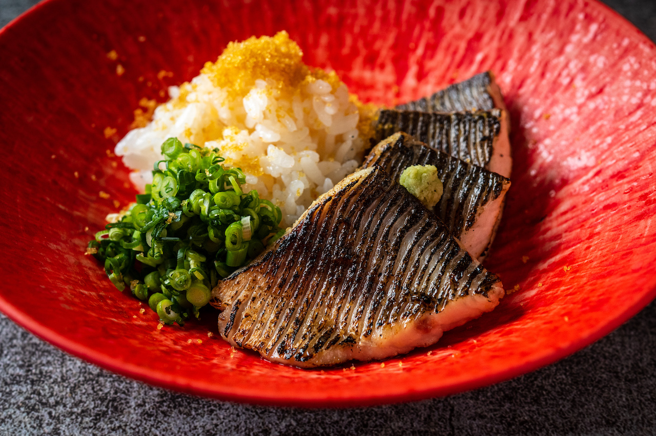 肉質細嫩的「尖梭魚鳥魚子」刨上烏魚子提鮮。（120元／份）