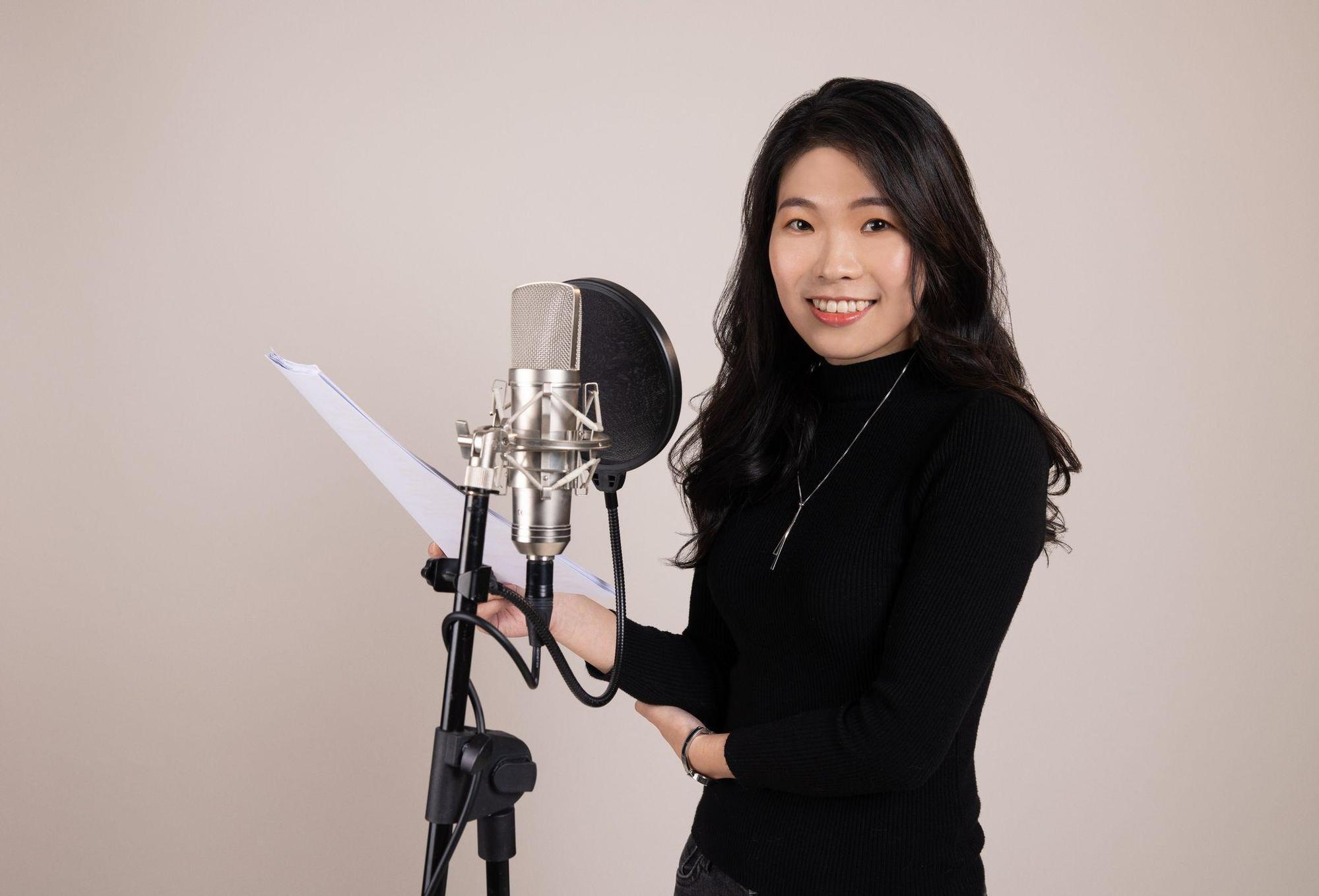 《酉閃町2》請到台、日多位知名聲優配音，圖為女主角「陽語默」的中文聲優穆宣名。（穆宣名提供）