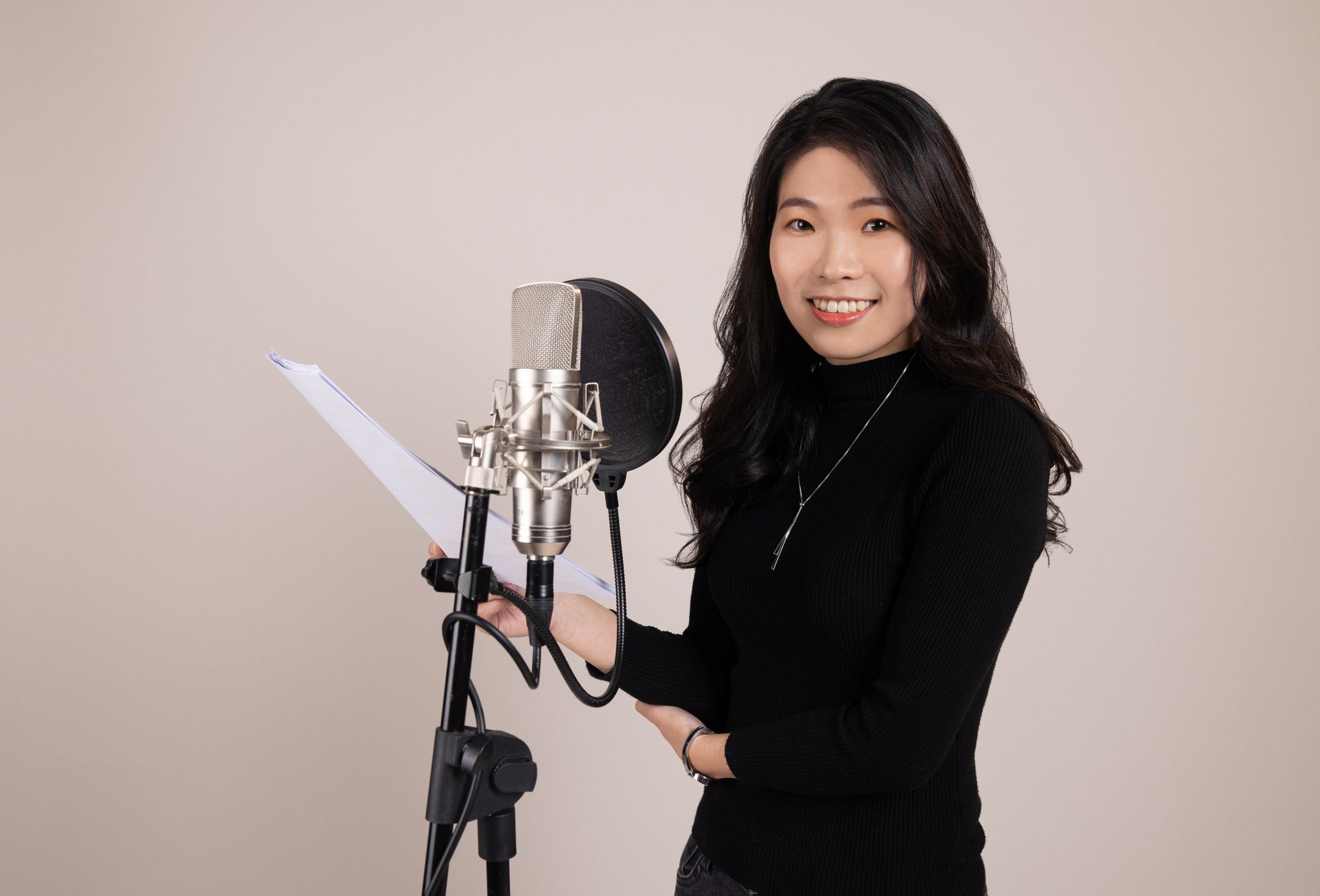 《酉閃町2》請到台、日多位知名聲優配音，圖為女主角「陽語默」的中文聲優穆宣名。（穆宣名提供）