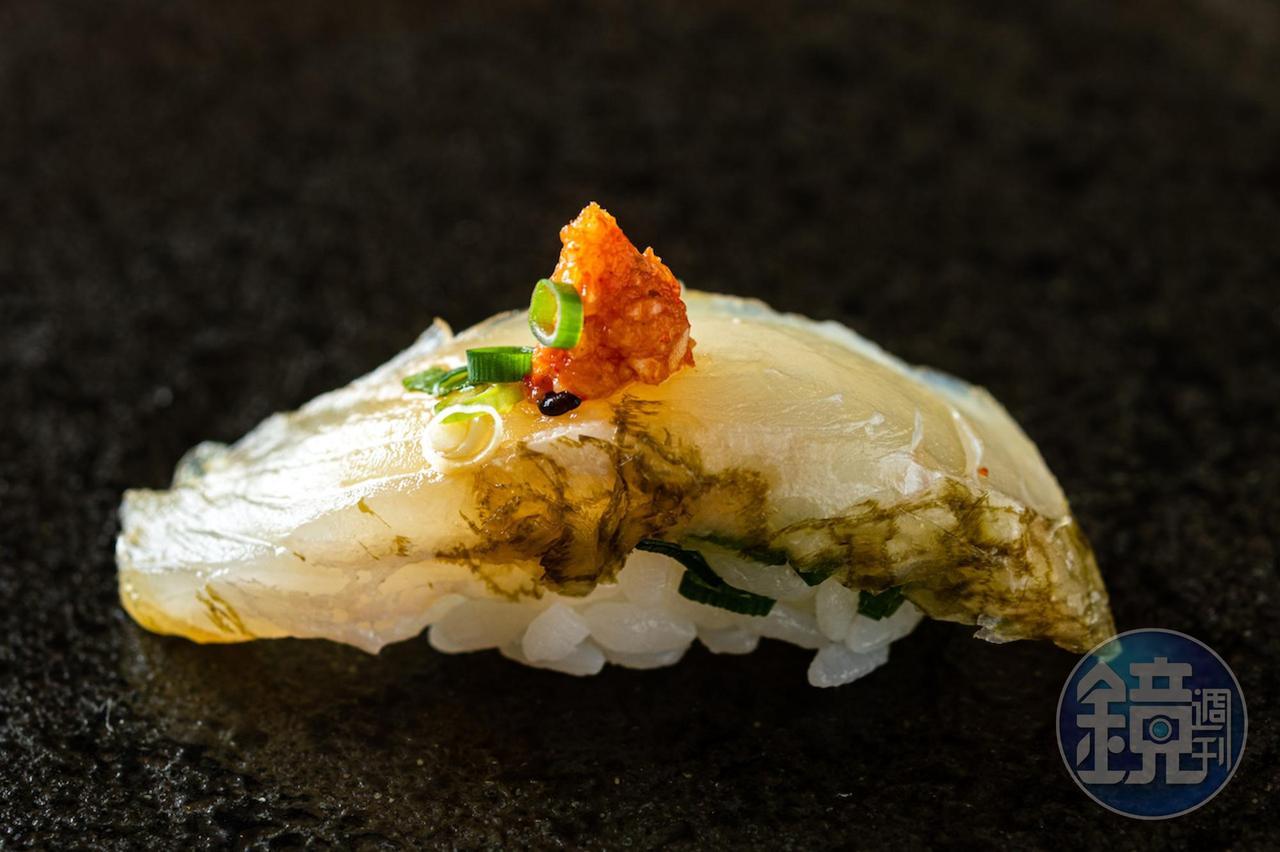 以昆布包覆熟成的「青森縣鮃昆布締」,柔韌回甘。(2,680元套餐菜色)