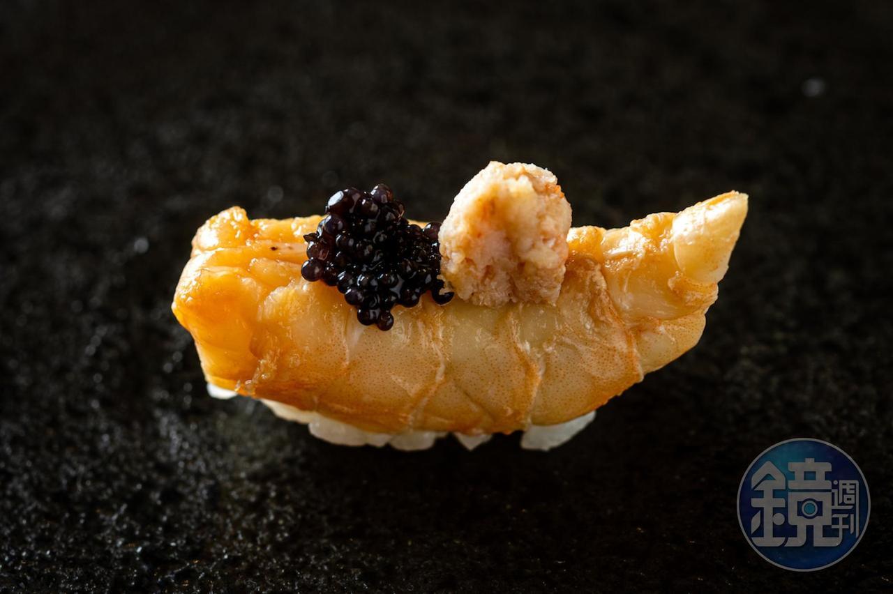 點上魚子醬、蝦膏的「嘉義無毒蝦」,搭配德島醋橘醬油,提升蝦料理的全新風味。(2,680元套餐菜色)