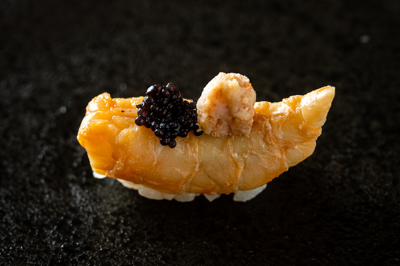 點上魚子醬、蝦膏的「嘉義無毒蝦」，搭配德島醋橘醬油，提升蝦料理的全新風味。（2,680元套餐菜色）