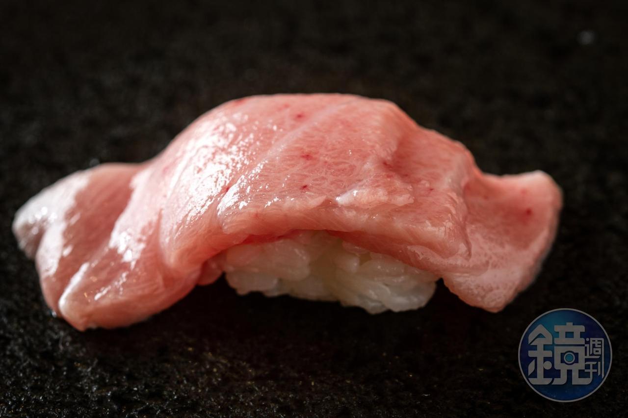 「高知鮪魚大腹」抺上蛋黃醬油,濃郁甜潤。(2,680元套餐菜色)