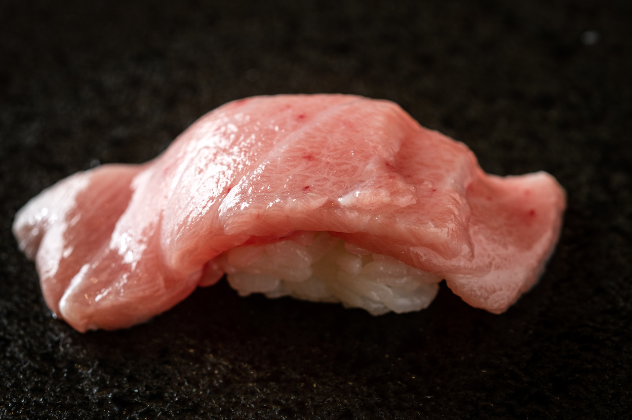 「高知鮪魚大腹」抺上蛋黃醬油，濃郁甜潤。（2,680元套餐菜色）