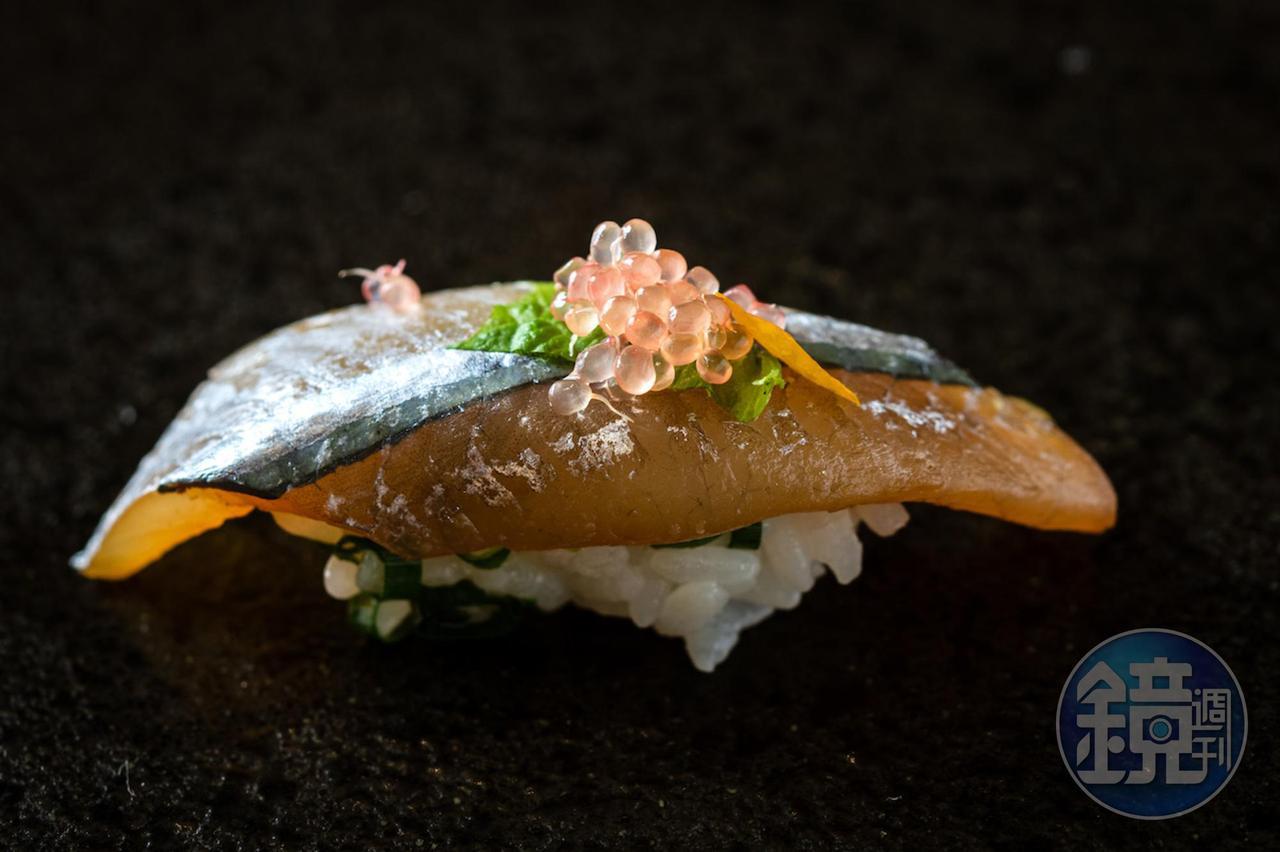 肉質甜脆的「澎湖水針魚」,搭配姆指檸檬風味明亮。(2,680元套餐菜色)